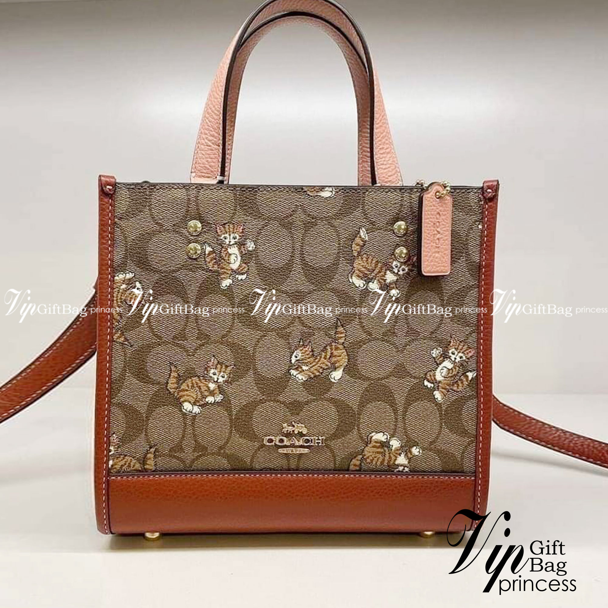 Coach Dempsey Tote 22 In Signature Canvas With Dancing Kitten Print CC424 น้องแมวน่ารักมากๆค่ะ ใหม่กันต่อ ไปสวยกันให้สุดค่ะ! กับกระเป๋าทรงTOTE รุ่นใหม่ล่าสุด 🌟จุดเด่นของรุ่นนี้คือปริ้นท์ลายน้องแมวทั้งใบ น่ารักน่าเอ็นดูมากๆค่ะ เปิด-ปิดกระเป๋าแบบกระ