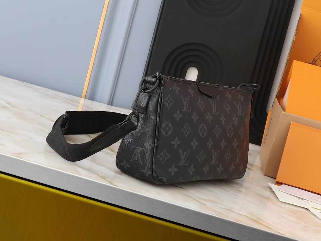 LV Pochette Accessoire XL Bag Monogram Canvas กระเป๋าสะพายทรงพอชรุ่นใหม่ แคนวาสแต่งลายโมโนแกรม โทนสีดำคลาสสิกและเท่มากๆ