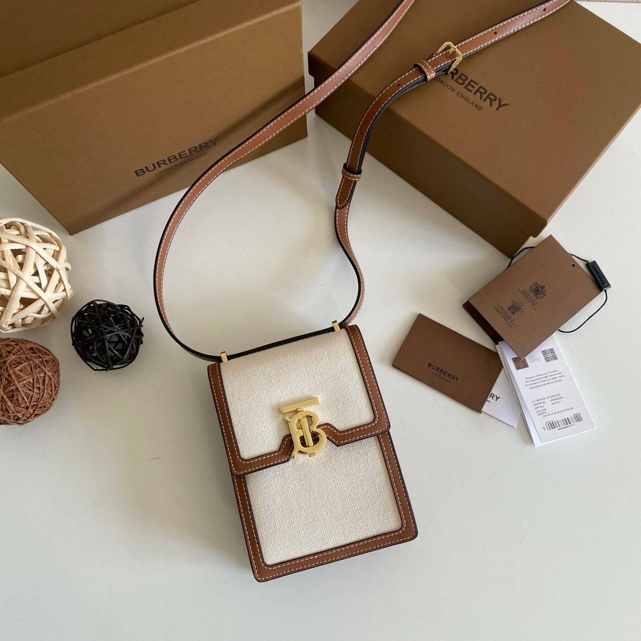 หนังแท้ BURBERRY FRAGRANCES CROSSBODY BAG / Burberry crossbody mini bag Original กระเป๋าสะพายขนาดมินิน่ารัก ใช้งานง่าย งานหนังแท้ & Canvas Cotton เกรดออริจินอล ทรงเหลี่ยมแนวตั้งดีไซน์สวยหรูอยู่ทรงมีโลโก้แบรนด์ด้านหน้า เปิดปิดด้วยฝาปิดสัญลักษณ์รูปตัวB ภายใ