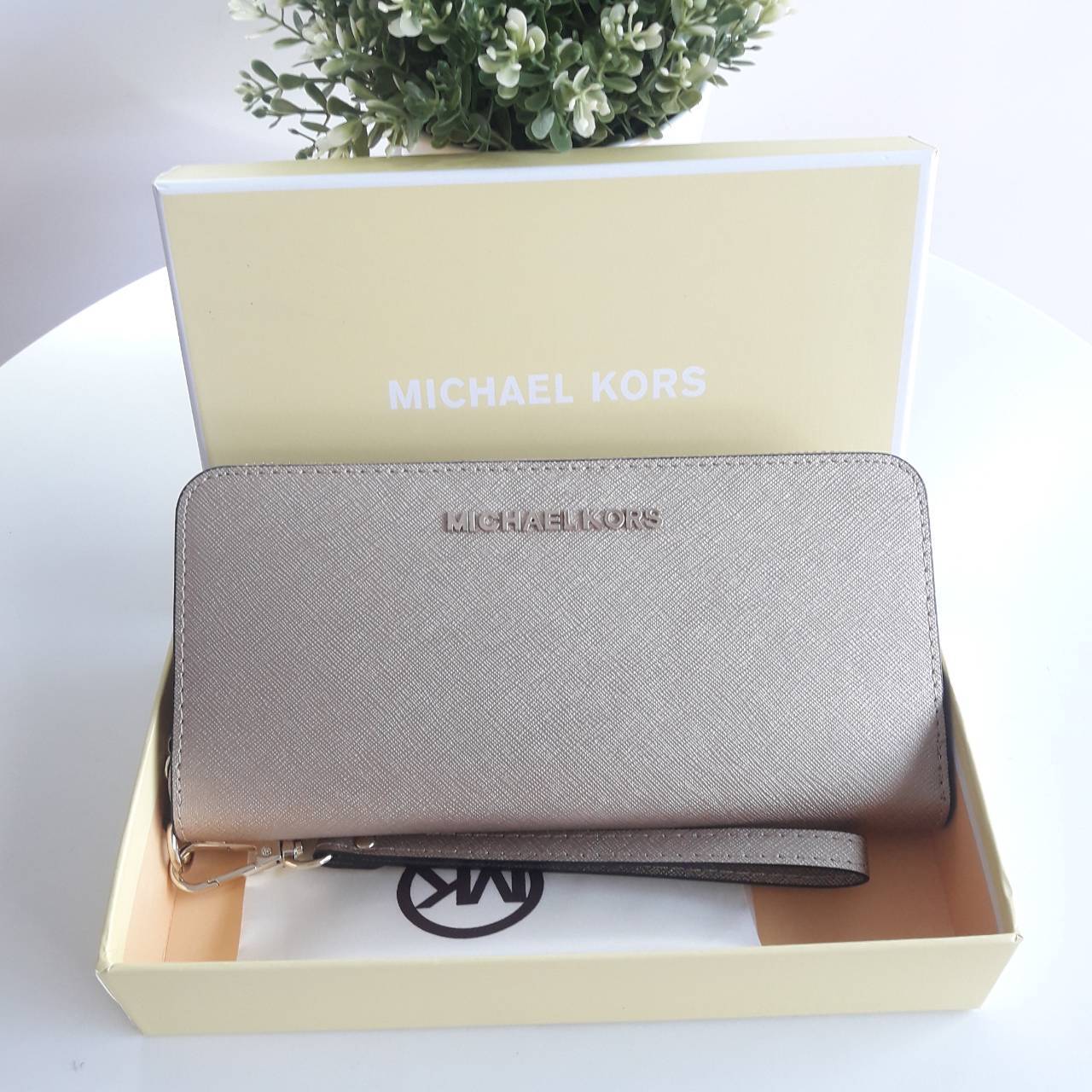 Best seller! งานขายดี รุ่นใหม่คะ Michael kors saffiano Wallet กระเป๋าสตางค์ใบยาว หนัง Saffiano ซิปรอบ สวยหรู มาก อะไหล่ปั้มโลโก้แบรนด์ ด้านในมีช่องใส่บัตร เยอะม้ากกก อีกด้านมีช่องแบงค์+ซิปใส่เหรียญ จุของได้เยอะจริงๆคะ ใส่ iphone 6+ ได้ สวยหรูดูดี อุปกรณ์ค