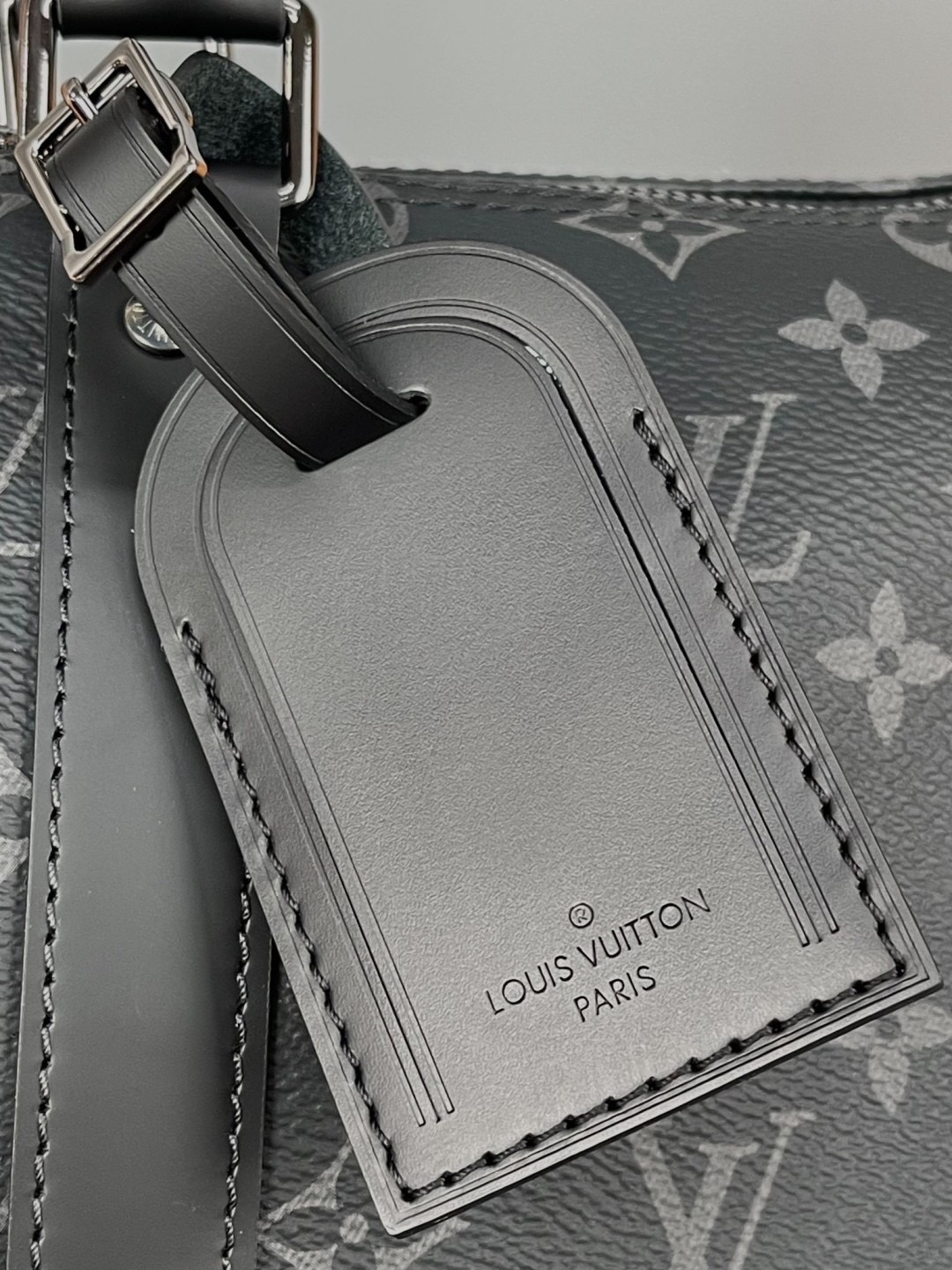 LV Keepall Bandoulière 45 Monogram Eclipse / Damier Graphite Canvas กระเป๋าเดินทางแบบดัฟเฟิล เป็นรุ่นที่เคียงข้างนักเดินทางรอบ สวยหรูโลกสง่างามตลอดกาล มีไว้ไม่มีเอาท์ เกรดท็อป ออริ เทียบแท้ 1:1 เกรดดีสุด