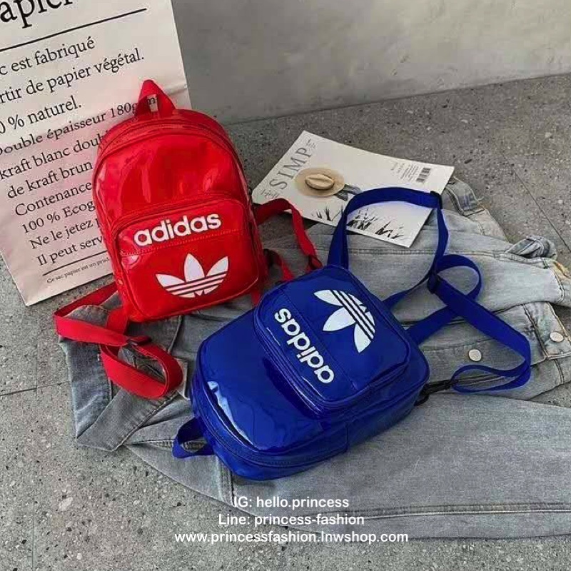 Adidas Classic Mini Backpack กระเป๋าเป้สะพายขนาดกลาง วัสดุหนังแก้ว ขนาดกะทัดรัด กันน้ำได้ เปิดปิดด้วยซิปเดียว ใส่มินิไอแพค กระเป๋าสตางค์ยาวได้ มีสายสะพายสองเส้น สามารถสะพายเป็นทรงครอสบอดี้ หรือเป้ก็น่ารักไปเลยคร้า!
