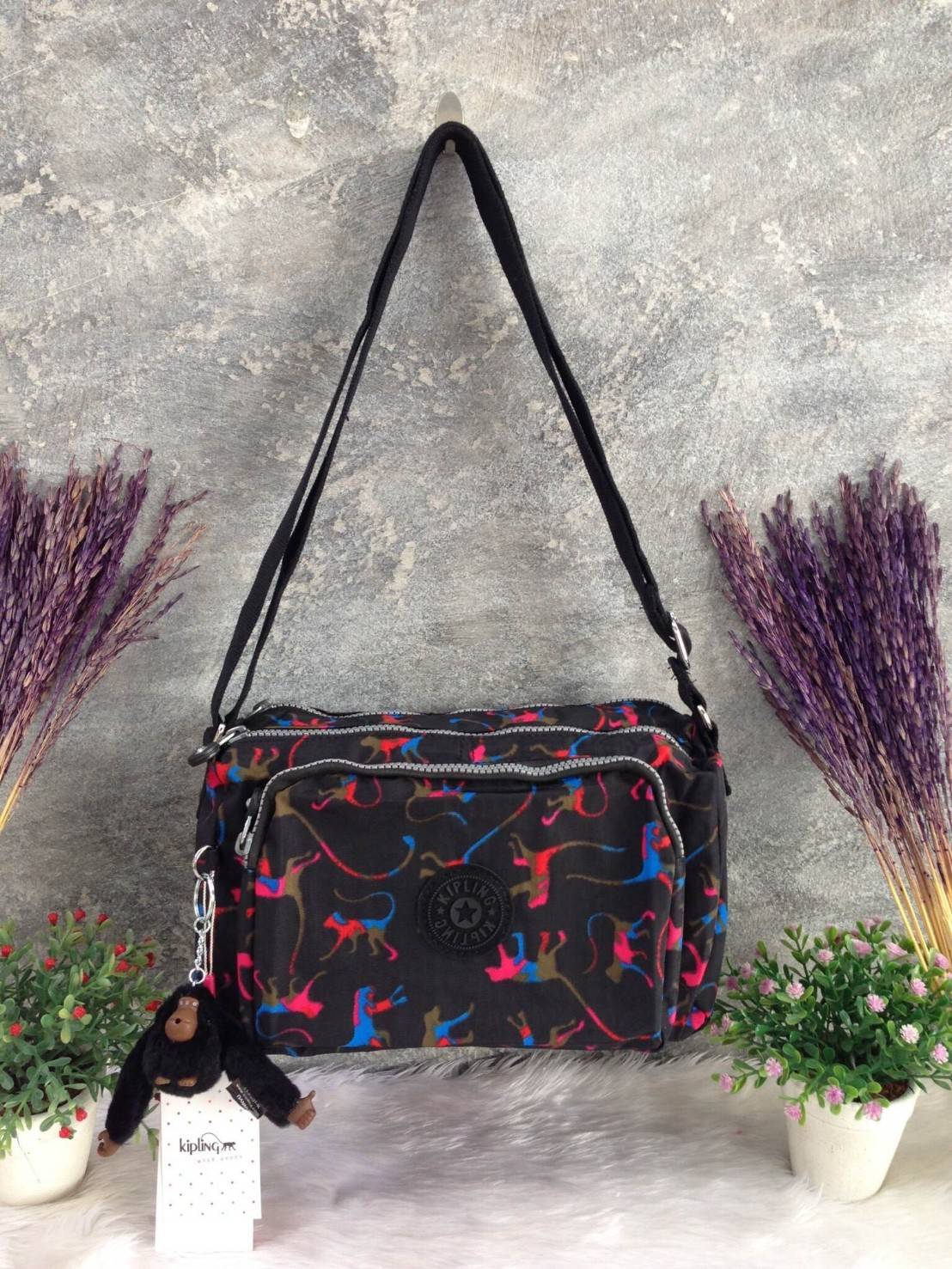 กระเป๋าสะพาย KIPLING รุ่น Reth วัสดุไนล่อนคุณภาพดี มาพร้อมดีไซน์ทันสมัย และสามารถใช้งานได้อย่างดี เข้ากับทุกการแต่งตัว โดดเด่นด้วยพื้นที่ภายในและช่องต่างๆ ที่ให้คุณจัดเก็บของสำคัญได้ครบถ้วน ไม่ว่าจะเป็นมือถือ ปากกา หรือไอเท็มจำเป็นของคุณ สายสามารถปรับและถ