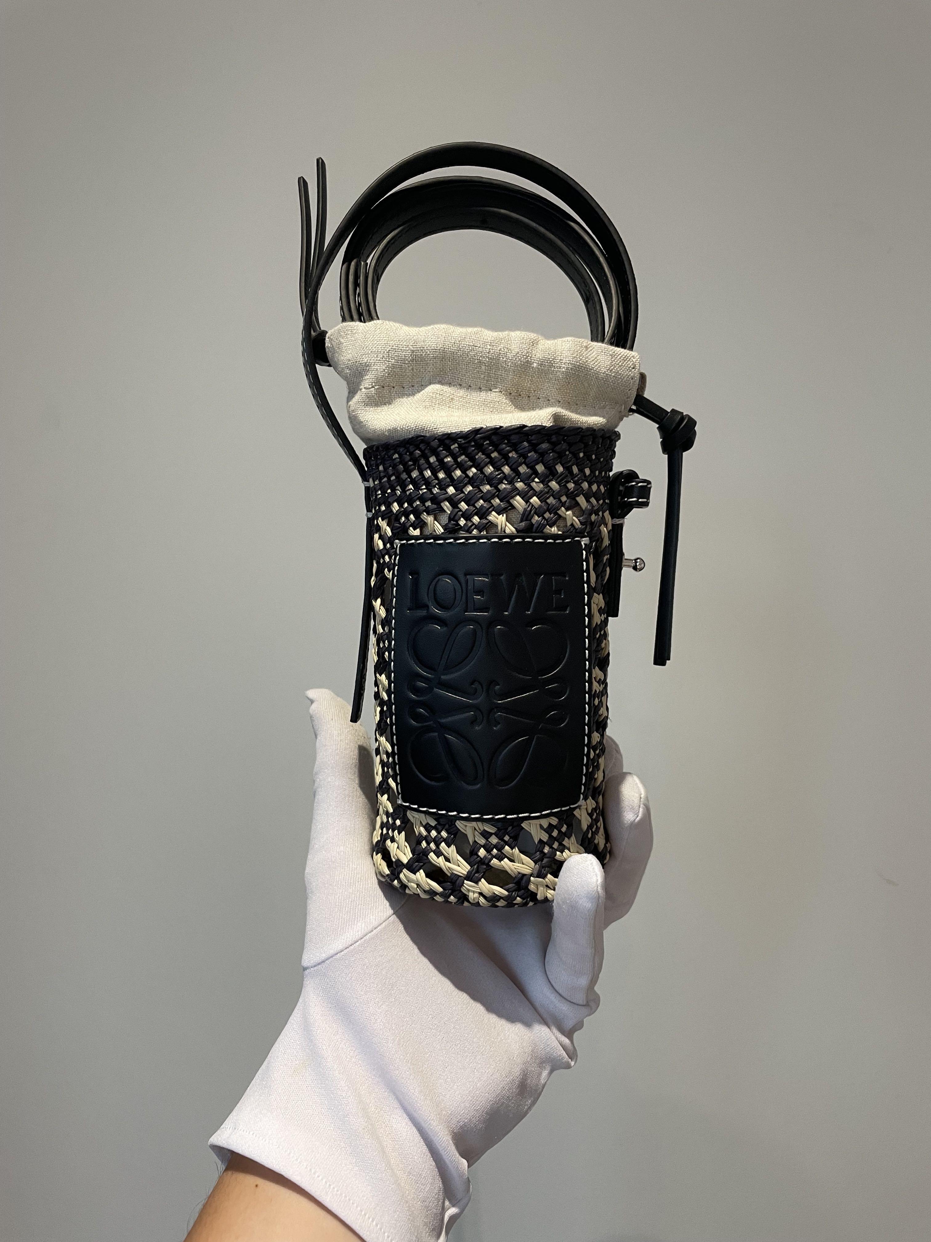 LOEWE Cylinder Pocket in iraca palm and calfskin กระเป๋าสาน สไตล์มินิมอล ไซส์มินิตะมุตะมิ น่ารักไม่ไหว แล้วคือดีต่อใจ แมทช์ง่ายใช้ได้กับทุกลุคค่ะบอกเลย