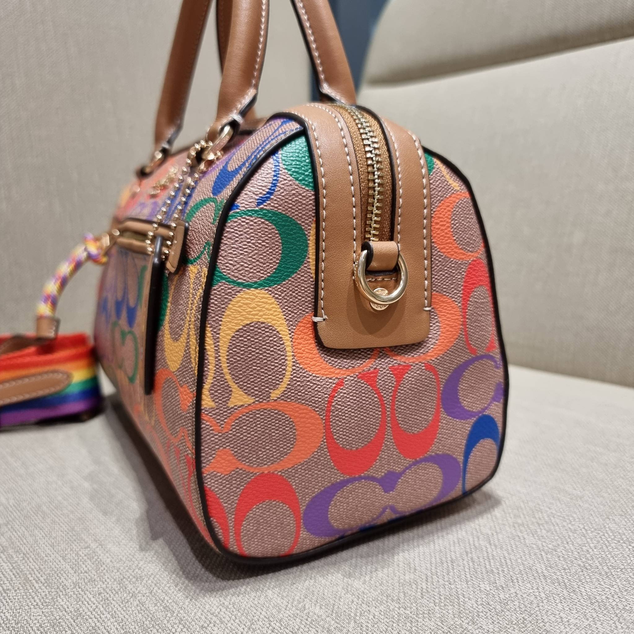 COACH C4396 ROWAN SATCHEL IN RAINBOW SIGNATURE CANVAS กระเป๋าทรงหมอนยอดฮิต คอลเลคชั่นที่สวยโดดเด่น ด้วยดีไซน์เรนโบว์ สดใส!! รูปทรงสวยงาม คลาสสิค และใช้งานได้อย่างกระฉับกระเฉง วัสดุหนังแคนวาสเคลือบลาย ทนทาน ภายในโล่งกว้าง มีช่องซิปและแบ่งสัดส่วนได้ลงตัว บอ