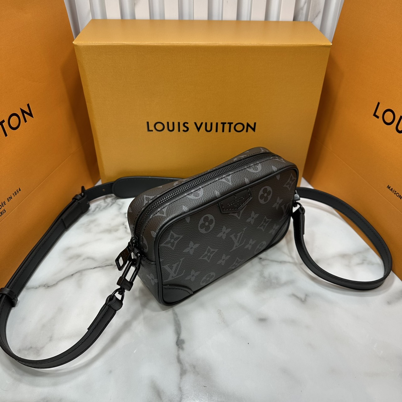 ORI หนังแท้ | LV Trocadéro Wearable Wallet Monogram Canvas 20cm กระเป๋าสะพายทรงแมสเซ็นเจอร์ดีไซน์ใช้เป็นกระเป๋าสตางค์ได้ ขนาดกำลังสวยกะทัดรัด คลาสสิคหรูหราคล่องตัว