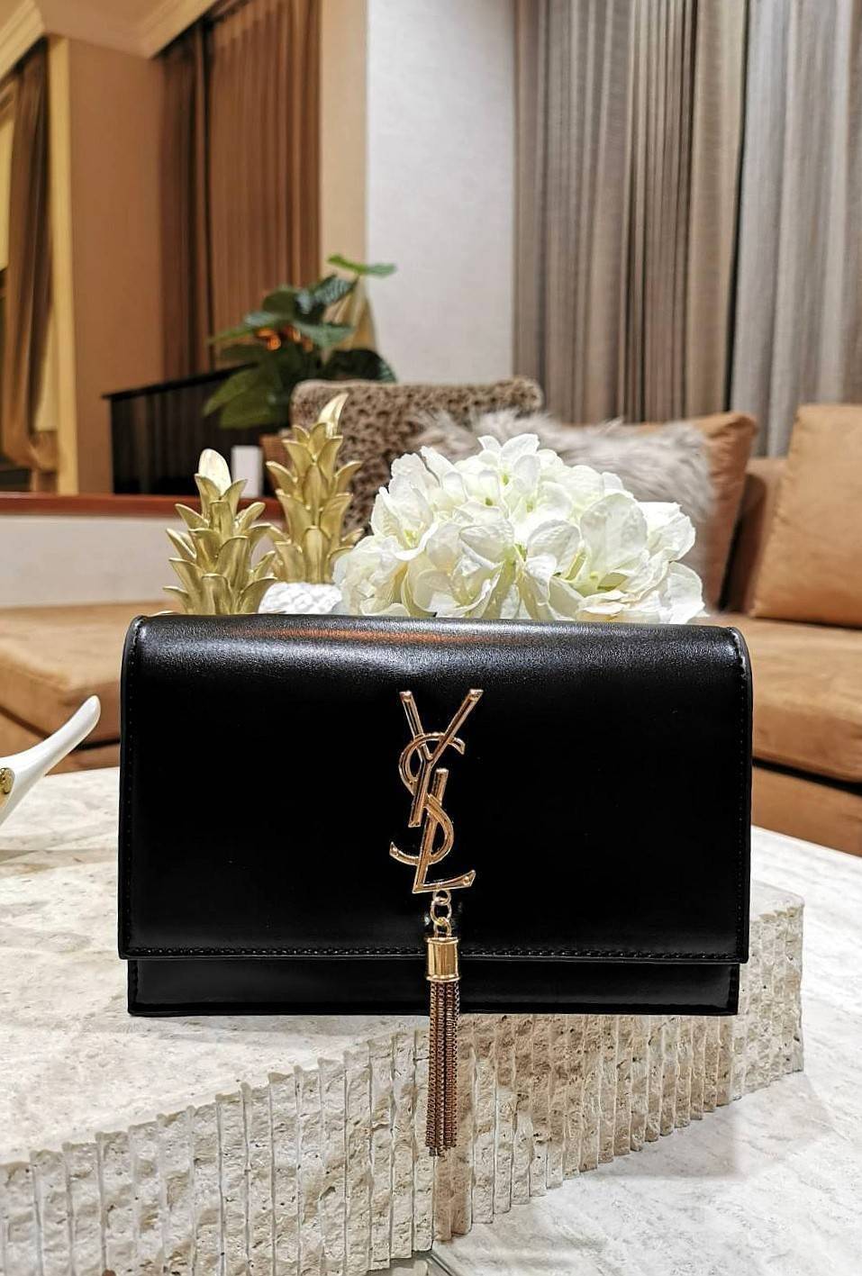 VIP 】YVES SAINT LAURENT YSL BAG VIP GIFT WITH PURCHASE GWP พรีเมี่ยมกิ้ฟ Limited จาก YSL DUTY FREE COUNTER ดีไซน์ทรงสี่เหลี่ยมหนังเรียบสวยอยู่ทรงเปิดปิดด้วยฝาปิดกระดุมด้านหน้าประดับโลโก้แบรนด์อะไหล่ทองพร้อมโซ่ห้อยฟรุ้งฟริ้ง ภายในโล่งสามารถใส่มือถือ กระเป๋