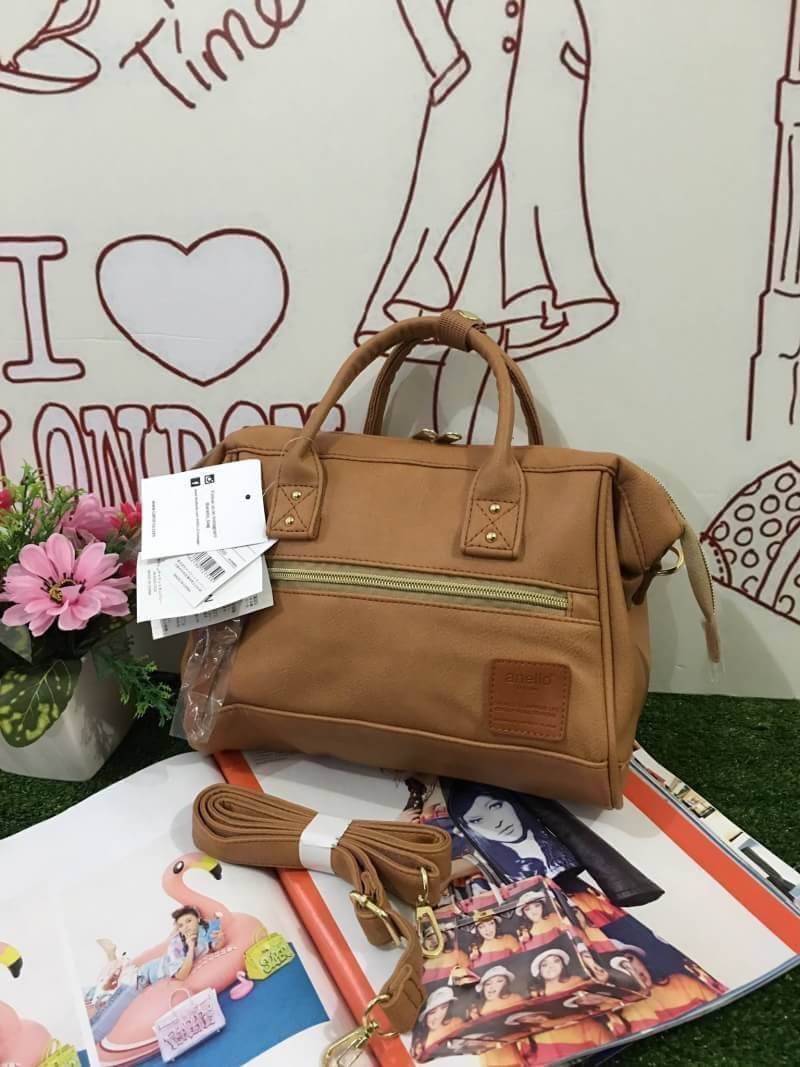 Anello polyester 2 way mini boston bag จากแบรนด์ดังในประเทศญี่ปุ่น กระเป๋าสไตล์คลาสสิค มีโครงปากกระเป๋ากว้างเป็นสัญลักษณ์ วัสดุหนัง pu กันน้ำได้ ภายในมีช่องใหญ่และช่องเล็กด้านข้าง2ช่อง เปิดปิดด้วยซิปคู่ มีตัวล็อคที่หูจับ ด้านหน้ามีช่องซิปเล็กใช้งานได้จริง