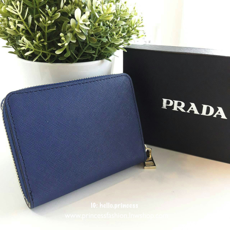 New Item! สำหรับสาวๆที่ชอบถือ *กระเป๋าสตางค์ใบเล็ก ขอแนะนำ Prada Short Saffiano wallet กระเป๋าสตางค์สั้น ขนาดกะทัดรัด เปิดปิดด้วยซิป อะไหล่ทอง ปั้มแบรนด์ ทั้งใบ *จุดเด่น มีช่องใส่รูปถ่าย ใส่บัตรได้หลายช่อง ด้านในมีช่องซิปแยกอีก1ช่องค้า อีกหนึ่งไอเท็มที่ *