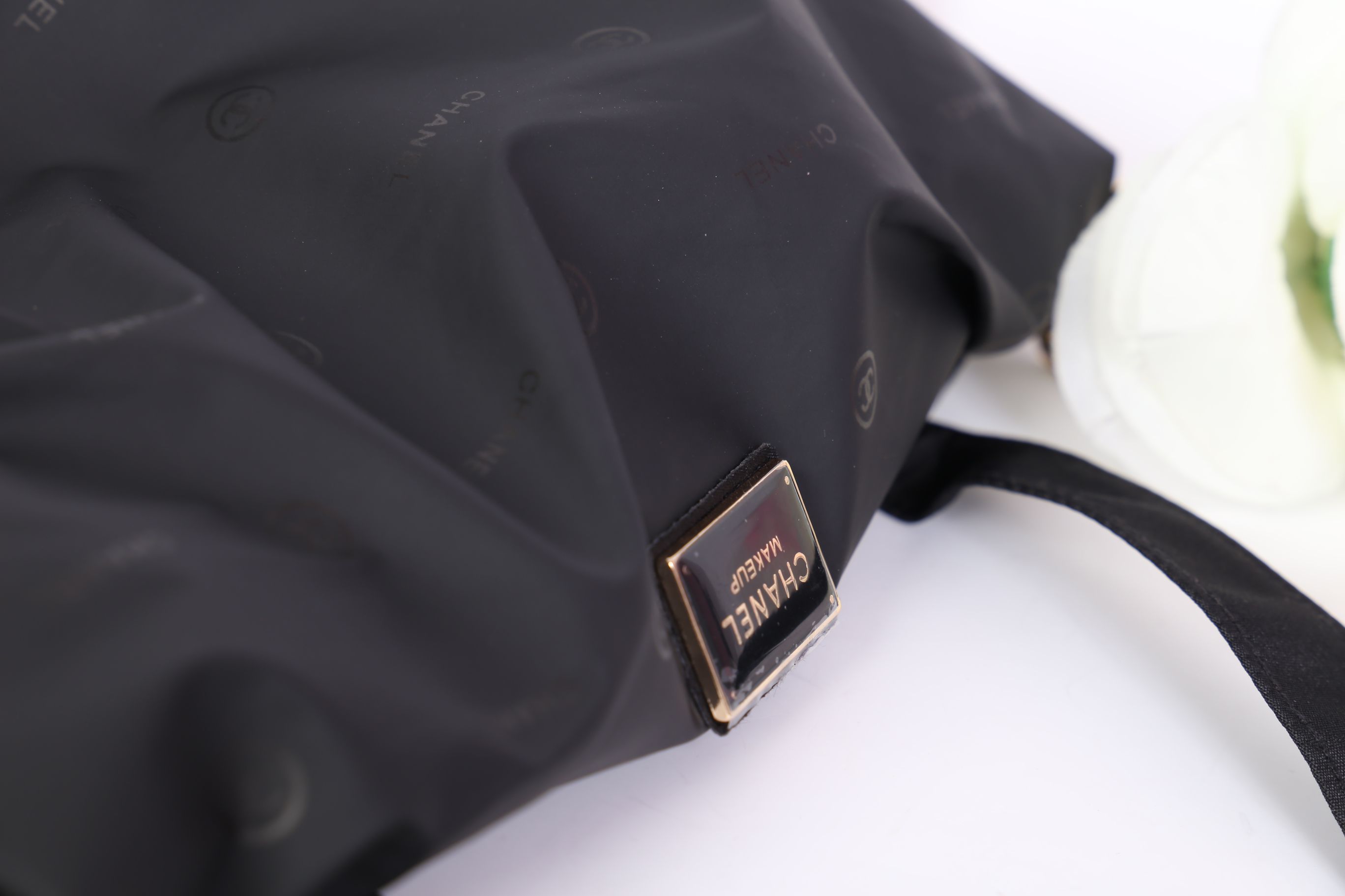 Chanel Drawstring Cross-body Bag (2017) วัสดุ (Material) : Nylon กระเป๋าจากแบรนด์ chanel รุ่นใหม่ปี 2017 มาแล้วค่า ไม่ต้องบรรยายดูจากรูปได้เลย สวยมาก ได้ลุคคุณหนูมากกก ตรงอะไหล่ทองปั๊มโลโก้ อย่างดี เป็นทรงกระดุมแม่เหล็กค่ะ