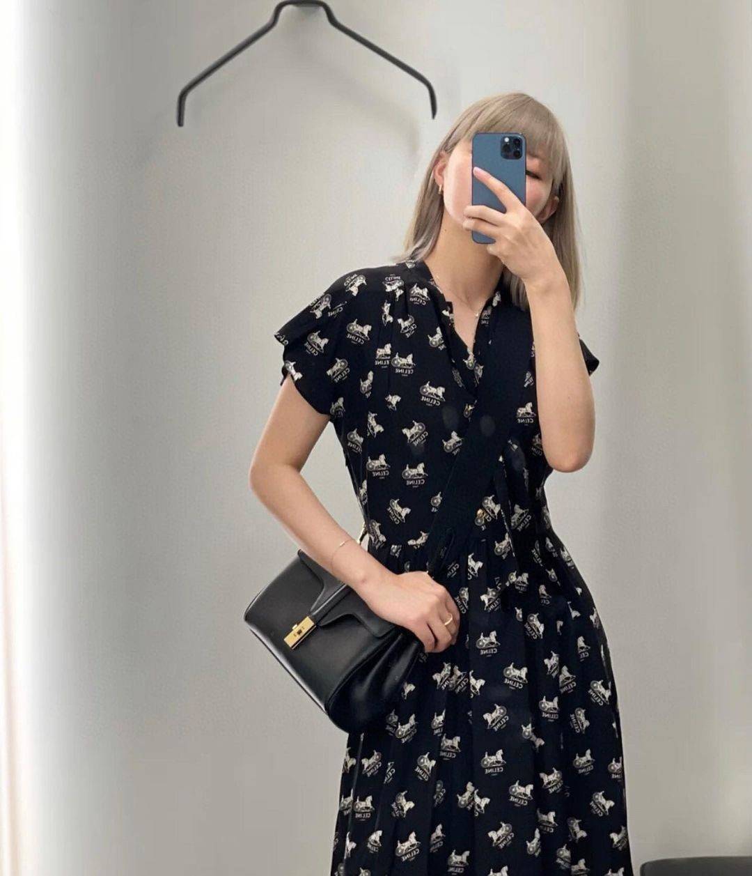 พร้อมส่งความสวย✴️นาทีนี้ต้อง CELINE TRIOMPHE CROSSBODY BAG SMOOTH CALFSKIN VIP GIFT WITH PURCHASE-GWP พรีเมี่ยมกิ๊ฟ Limited Edition จาก CELINE PERFUME DUTY FREE COUNTER วัสดุ หนังแท้ CALFSKIN ดีไซน์สวยหรูสุดคลาสสิคหนังเรียบสวยอยู่ทรงเปิดปิดด้วยฝาปิ