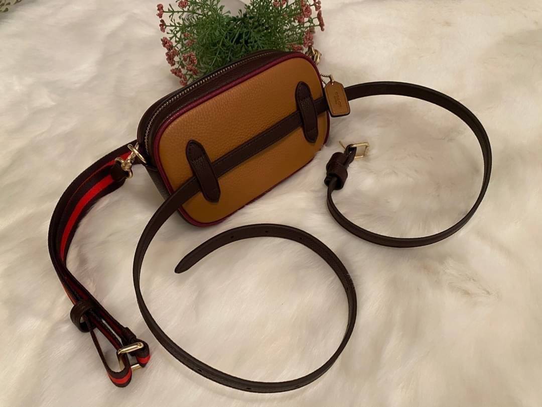 COACH JES CONVERTIBLE BELT BAG IN COLORBLOCK 2IN1 !! กระเป๋าคาดอก/สะพายข้าง ใช้ได้ถึง 2 แบบ!! คุ้มค่ามากที่สุด!! วัสดุหนัง pepble ดีไซน์เรียบ แต่หรู ภายในเป็นช่องโล่ง ใบนี้สาวๆที่ไม่ชอบพกของเยอะ เหมาะมากๆน้า 🙇♀️ ของดีราคาจับต้องได้ ไอเท็มนี