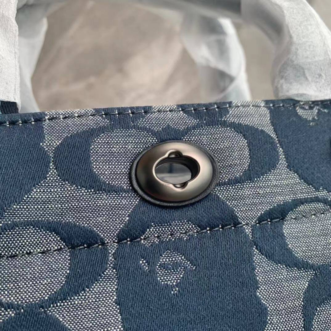 Coach Bape X Coach Tote 22 In Signature Jacquard กระเป๋าถือและครอสบอดี้โท้ทมินิไซส์ รุ่นใหม่สุดฮอต!! ใบจริงคือน่ารักม้ากกกก!! สวยอยู่ทรง มี 2 สี น่ารักน่าใช้ วัสดุหนังแคนวาส มาพร้อมหูจับในตัวและสายสะพายข้าง ถอดออกหิ้วเก๋ๆก็ได้ หรือสะพายถ่ายรูปชิคๆก็ดูดี ล