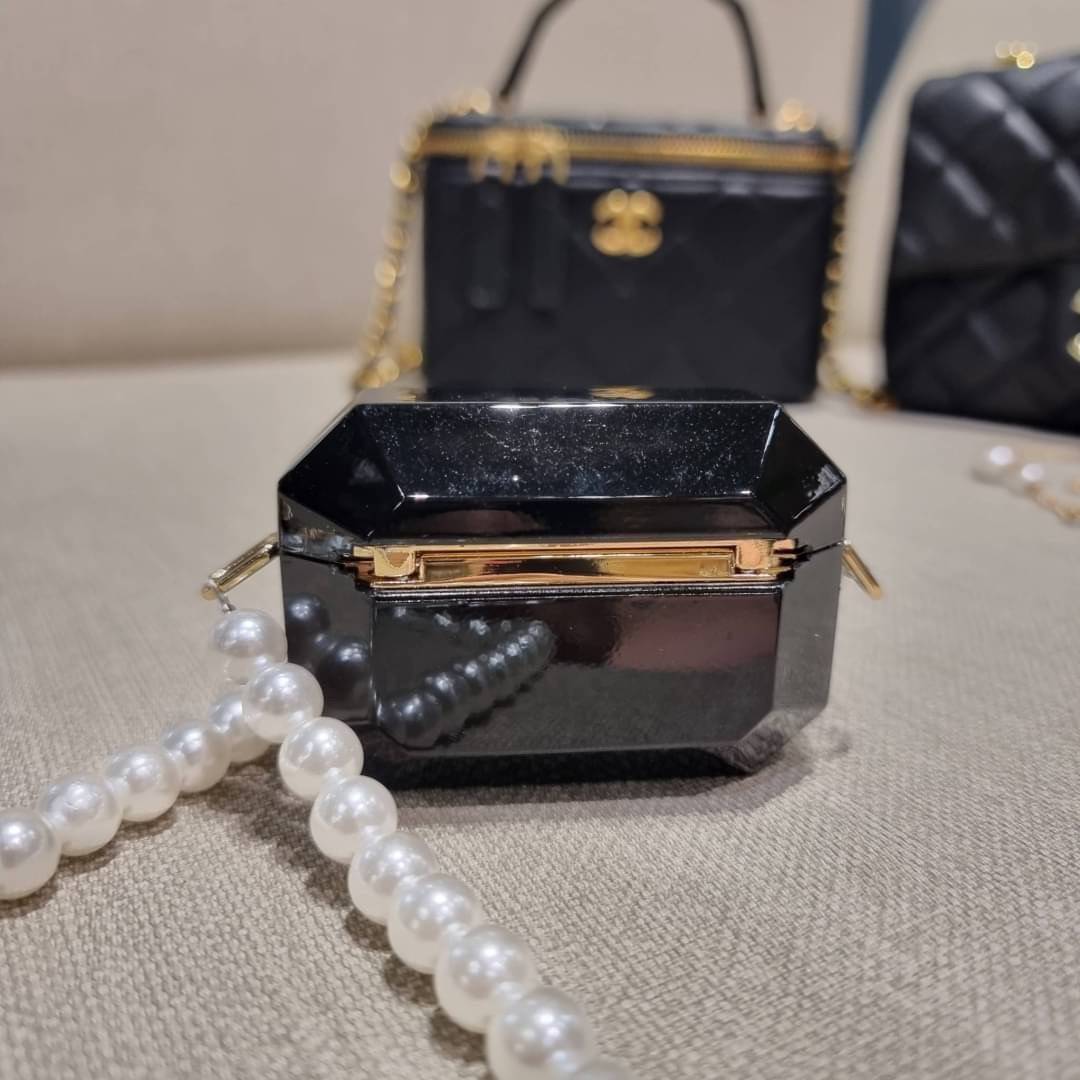 VIP 🥂 เซ็ทคือที่สุดของความคุ้ม EXCLUSIVE MIX ITEM!! CHANEL GIFT BOX SET กลับมาอีกครั้งกับไอเท็มสุดหรูชวนให้สะสม สุดยอดของรุ่นยอดฮิตพร้อมเสิร์ฟครบชุด สุดคุ้ม มาพร้อมกระเป๋าสะพายถึง 2 ใบ คอลเลคชั่นของมันต้องมี ทั้งตัวคลาสสิคและ vanity และสุดยอดของหา