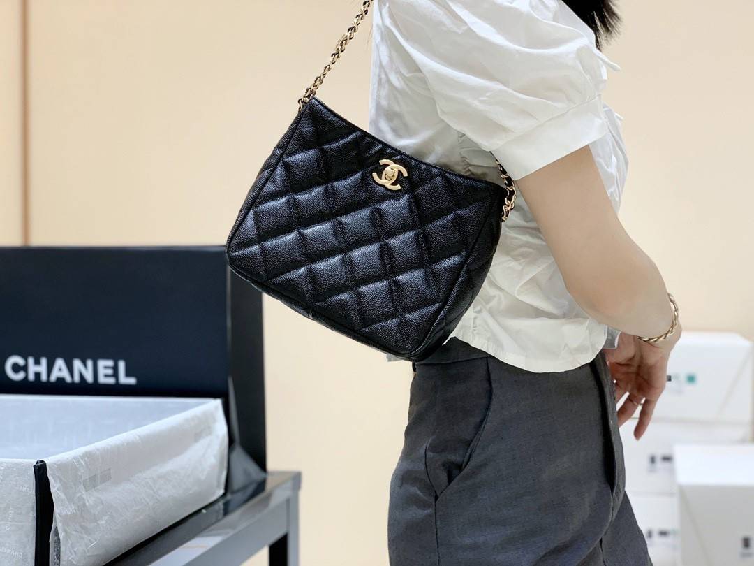 CHANEL กระเป๋าหิ้วหรือสะพายไหล่ หนังแท้ลสบคาเวียร์สวยงามมากๆ 🌟โดดเด่นด้วยสายของกระเป๋ามีโลโก้แบรนด์ประดับ หรูมากๆค่ะ เปิด-ปิดกระเป๋าแบบหมุนล็อค ภายในใส่กระเป๋าเงินใบกลาง;มือถือได้ทุกรุ่น;ของจำเป็นจุกจิกอื่นๆได้หลายอย่าง มีช่องเล็กให้ใส่ของจุกจิกนะ