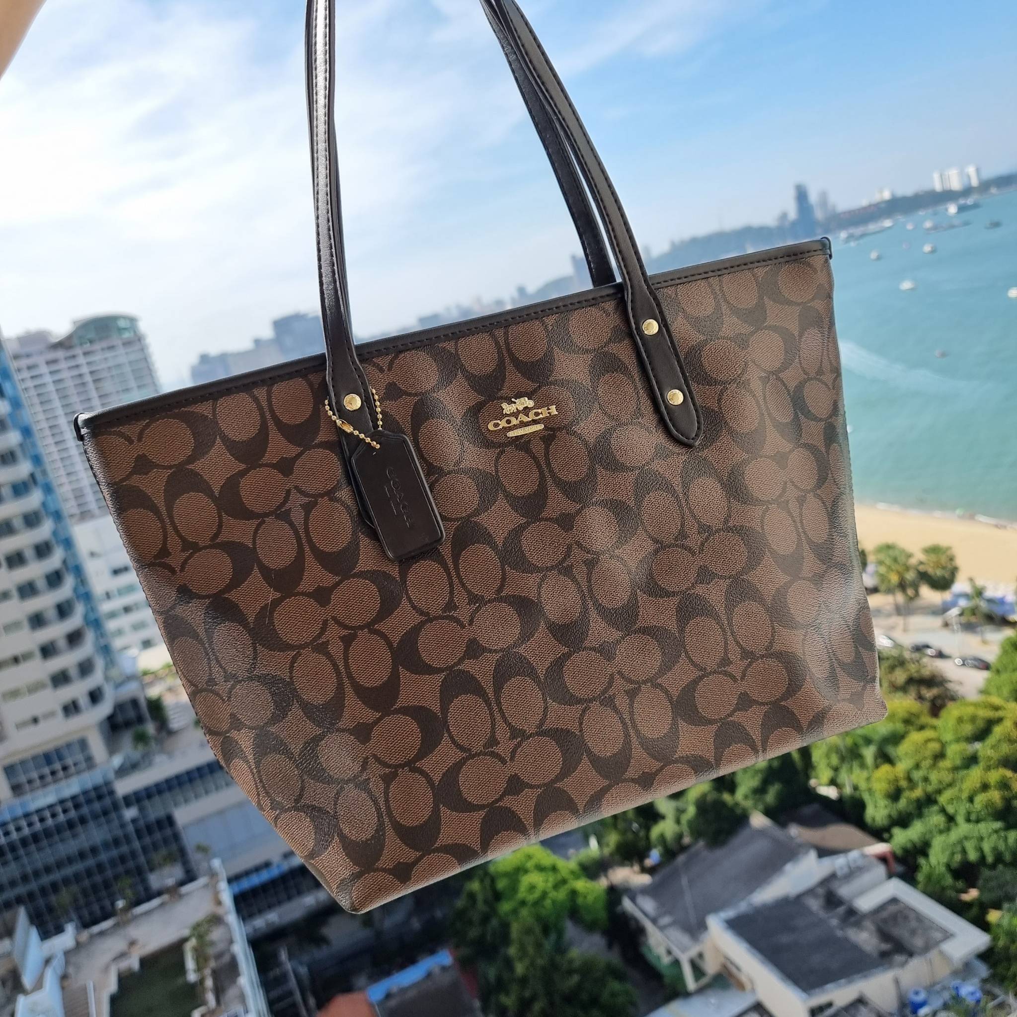 OUTLET 】COACH F58292 CITY ZIP TOTE IN SIGNATURE 16" รุ่นขายดี!! ไซส์ใหญ่ สีสวยมาให้แบบจัดเต็ม!! กระเป๋าถือทรงโท้ทใบใหญ่ สวยน่าใช้ทุกสี สะพายคล้องไหล่ได้เก๋ๆ จุของแน่นๆไปเลยจ้า!! วัสดุหนังแคนวาสคุณภาพ ปากกระเป๋าเปิด-ปิดด้วยซิป กันของหล่นได้ ถือไปไหนก็