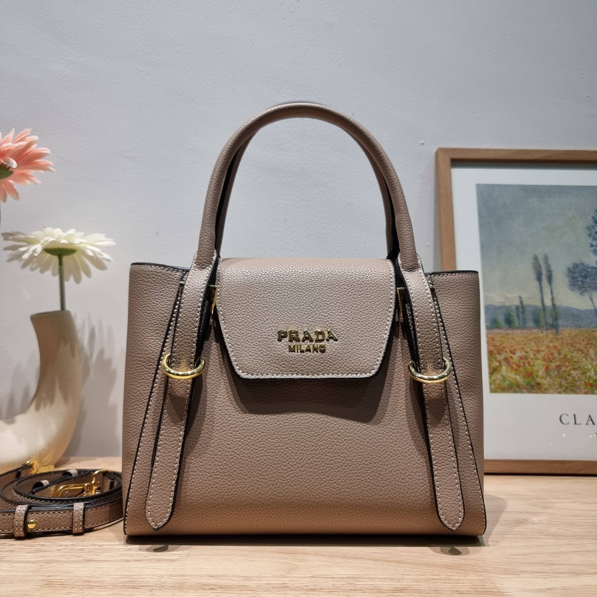 PRADA Saffiano leather bag / Prada leather bag กระเป๋าถือ/สะพายล่าสุด ที่ดีไซน์เรียบหรู สวยคมชัด เต็มไปด้วยดีเทลน่าใช้ สายคล้องไหล่ที่สามารถถอดออกได้