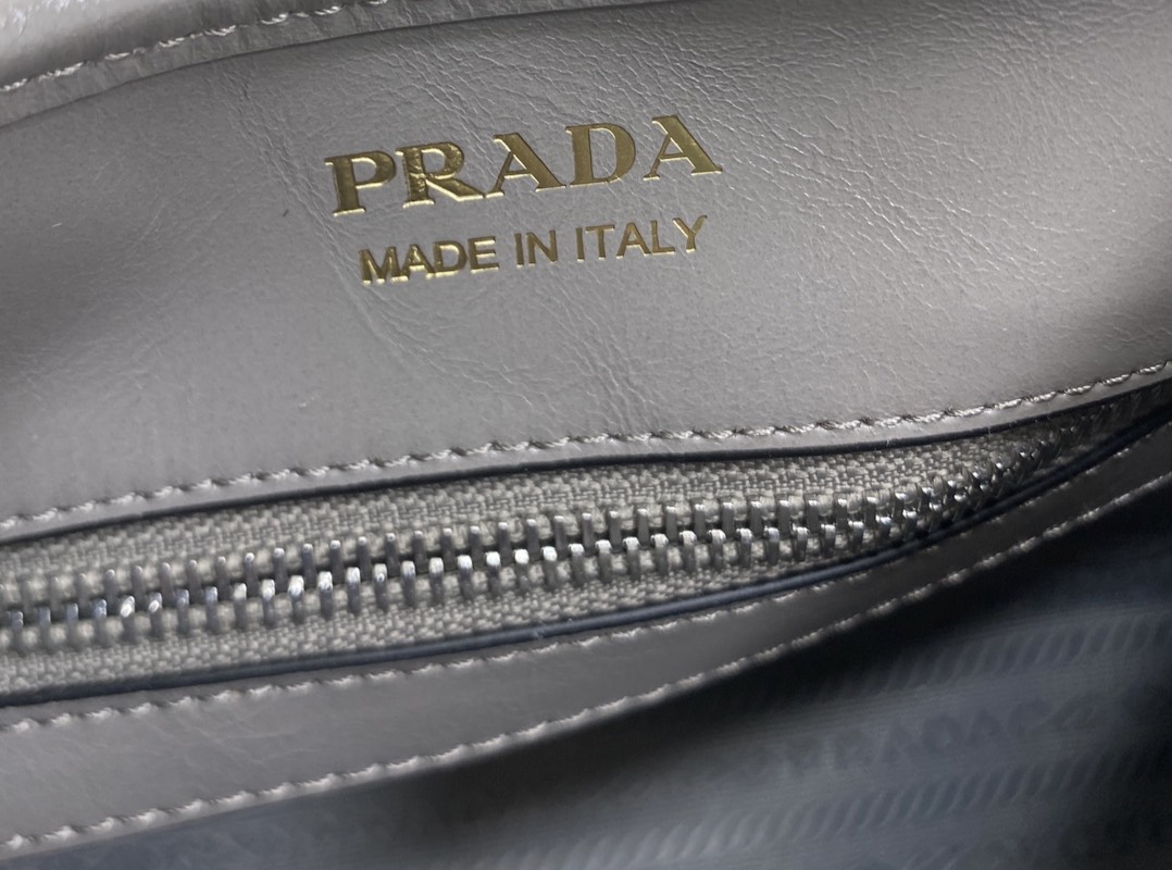 TOP ORI หนังแท้ | เกรดดีสุด PRADA Medium leather tote bag / pradahobo กระเป๋าสะพายทรงโฮโบ คลาสสิคหนังเงาสวยหรูดูแพง ใบใหญ่กำลังดี ดีไซน์ใหม่ล่าสุด ภายในโล่งกว้าง จุของได้สบายๆ