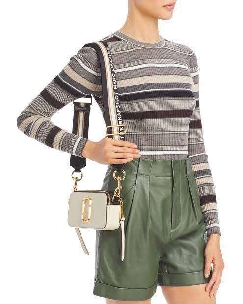 Marc Jacobs Snapshot Bag กระเป๋าแบรนด์ดังจากสัญชาติอเมริกัน นับได้ว่ารุ่นนี้เป็นรุ่นทรงฮิตเลยทีเดียว โดยด้านหน้ากระเป๋าจะเป็นโลโก้แบบโลหะที่เป็นสัญลักษณ์ของแบรนด์นี้ มาพร้อมสายสะพายที่จะสะพายยังไงก็ดูโดดเด่น เพราะขนาดใหญ่ที่สกรีนตัวอักษรโลโก้ ในรูปแบบต่าง