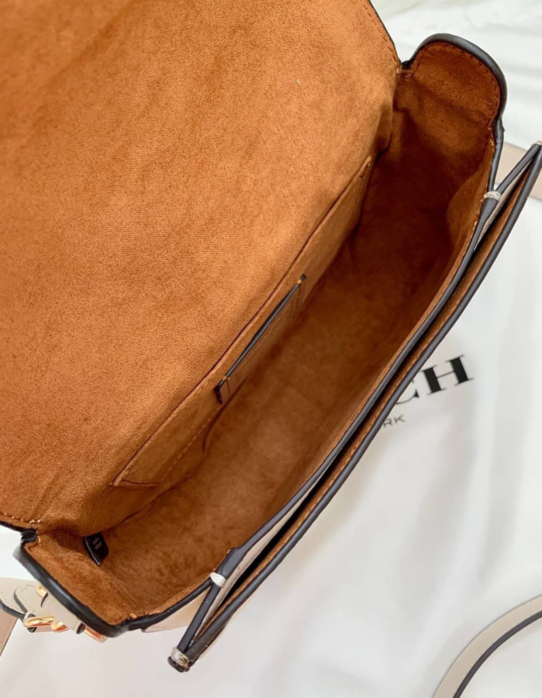 COACH GEORGIE SADDLE BAG ((C3241//C2806//C3593)) 📣มาเพิ่มแล้ว สำหรับสีที่สาวๆรอคอย! กระเป๋าสะพายแบบครอสบอดี้ร์ หนังแท้อย่างดี สวยมากๆค่ะ ด้านหน้ามีอะไหล่โลโก้แบรนด์หรู+ความคลาสสิคเข้ามา เปิดปิดกระเป๋าแบบกระดุมแม่เหล็กภายในมีช่องตอนหน้า และช่องหลัก