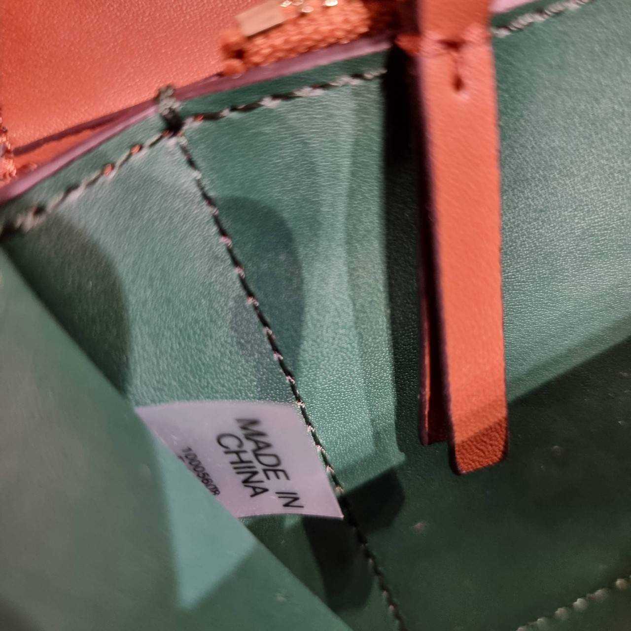 TORY BURCH ELEANOR SMALL CONVERTIBLE SHOULDER BAG ฮอตไอเท็ม รุ่นนี้ขายดีขายหมด คัมแบค!! สวยหรู คุณหนู ผู้ดี!! หายากมากที่สุด!! กระเป๋าสะพายข้าง ดีไซน์อยู่ทรง ขนาดกำลังสะดวกใช้สำหรับสาว วัสดุหนังแท้เต็มใบ สีทูโทน เปิด-ปิดด้วยแถบแม่เหล็ก ภายในแบ่งสัดส่วนได้