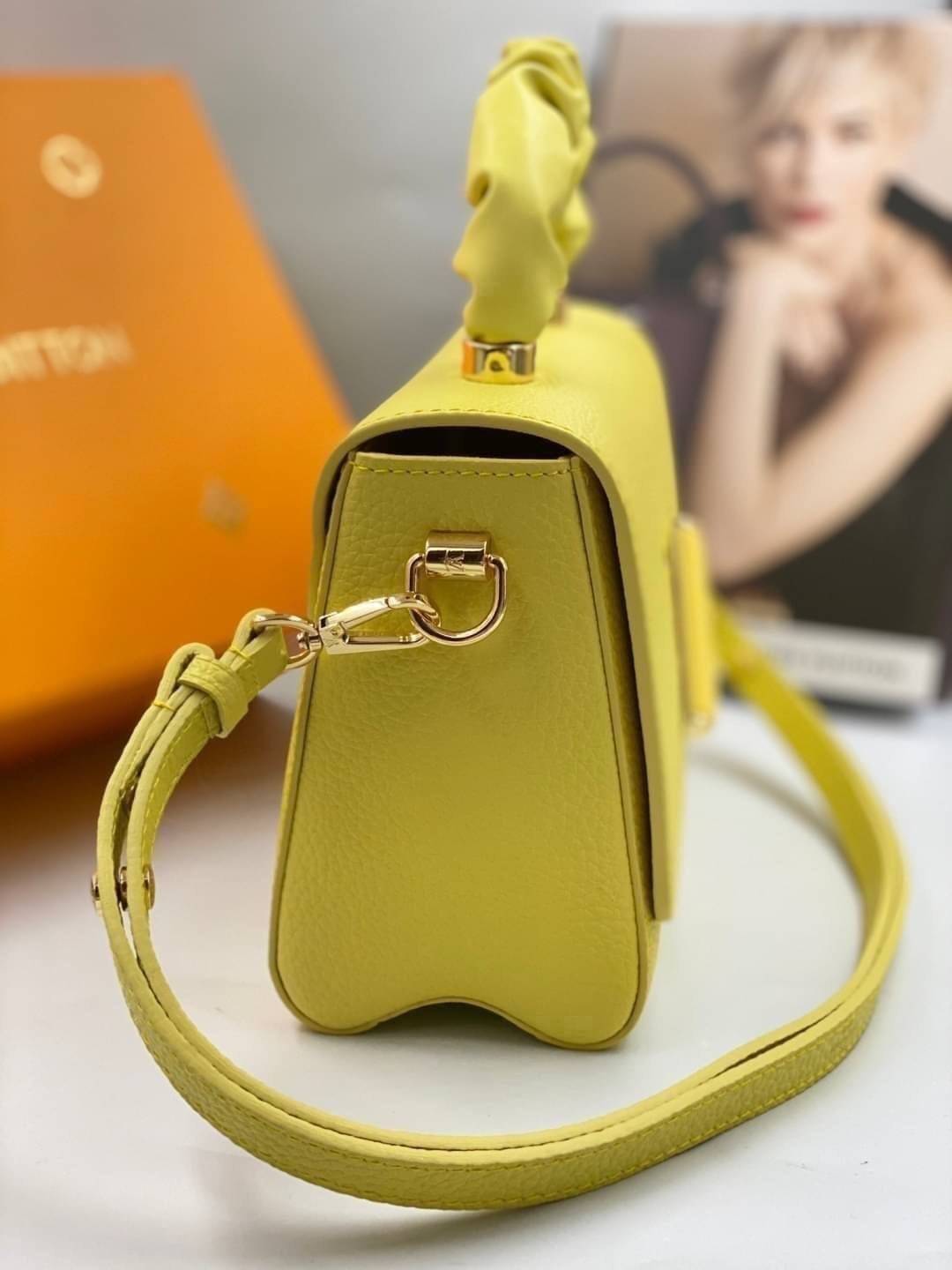 หนังแท้ LOUIS VUITTON Scrunchie Twist Bag พร้อมส่งที่ไทย เกรดออรินอลงานหนังแท้ทั้งใบ ภาพสินค้าถ่ายจากงานขายจริง ใช้งานต่างประเทศได้