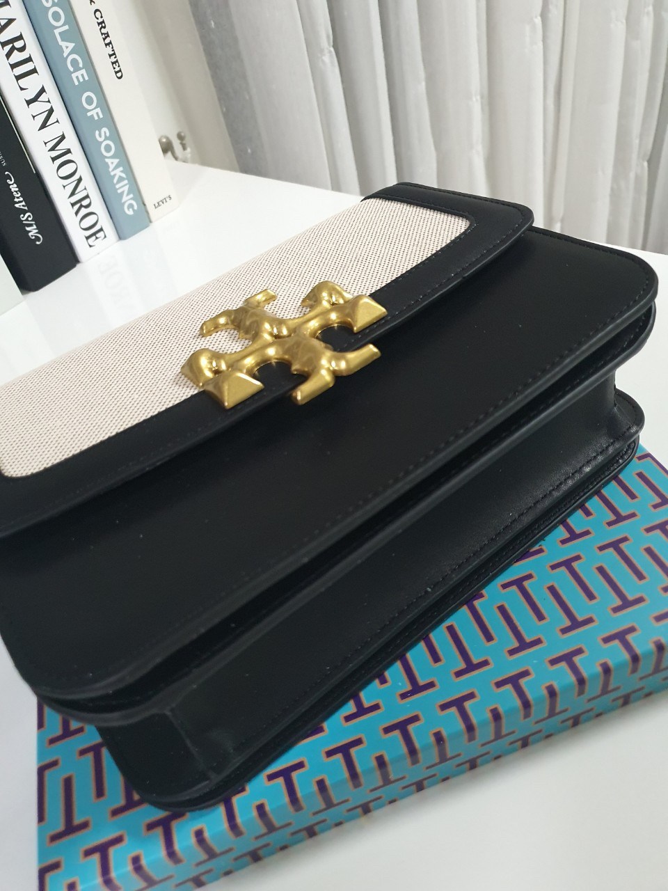 ของแท้ 💯% TORY BURCH ‘ELEANOR’ SHOULDER BAG กระเป๋าสะพายข้าง ไซส์กำลังน่ารัก วัสดุทำจากผ้าCanvas สลับหนังแท้ ฝาพับเปิดปิดด้วยแผ่นแม่เหล็ก มีช่องเล็กแยกอีกหลายช่อง ใส่โทรศัพท์ สมุดบัญชีได้