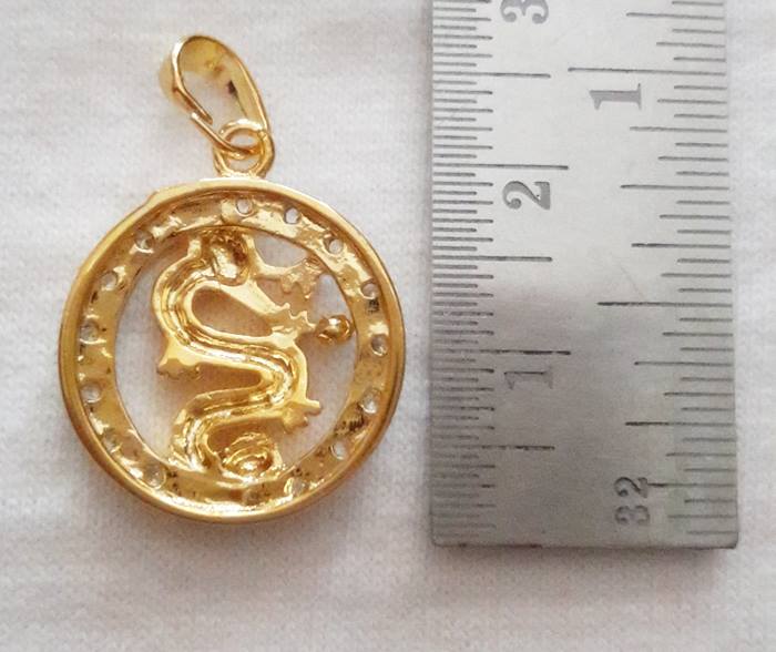 จี้มังกรทองคาบแก้วล้อมเพชร เสริมดวงค้าขาย เรียกโชคลาภค่ะ