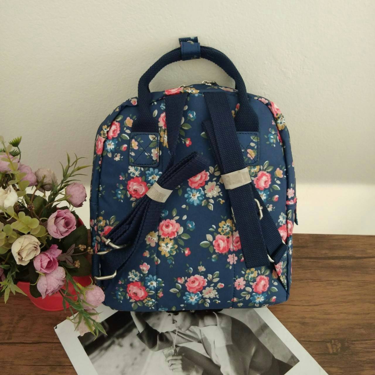 Cath Kidston Mini Backpack Bag กระเป๋าเป้ size mini สไตล์ Vintage สุดฮิต วัสดุ Canvas เคลือบ ทนทาน ดูแลรักษาง่าย มีหูหิ้ว ด้านหน้ามีช่องซิป เปิดปิดกระเป๋าด้วยซิป ภายในมีช่องซิปเล็ก ใน่กระเป๋าสตางค์ใบยาวได้ ใบนี้จะถือหรือสะพายก็ดูดีค่ะ
