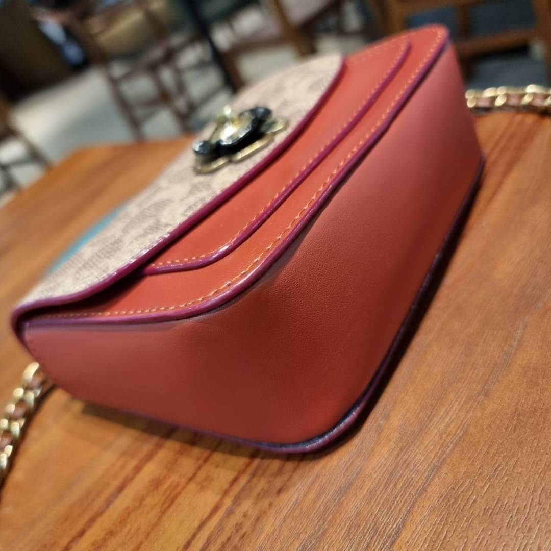 COACH C2462 MADISON SHOULDER BAG 16 IN SIGNATURE CANVAS WITH RIVETS กระเป๋าสะพายข้าง ไซส์กะทัดรัด พกพาง่าย น้ำหนักเบา ดีไซน์สวย โดดเด่นด้วยตัวล็อครูปดอกไม้ สีสันตกแต่งตัดกันกับลายซีอย่างลงตัว วัสดุหนังแคนวาสเคลือบลาย ภายในแบ่งสัดส่วนให้อย่างดี มาพร้อมสายส