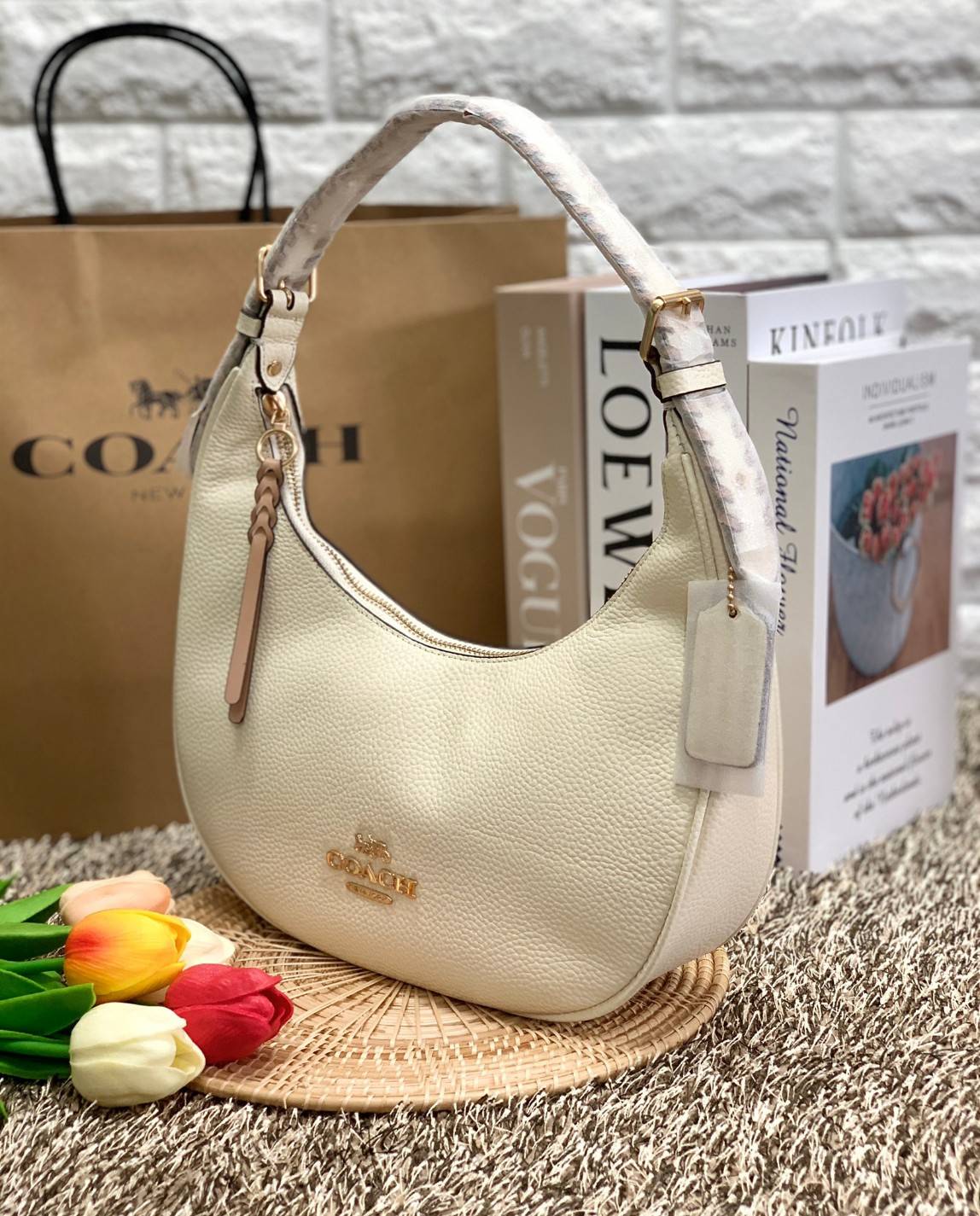 COACH BAILEY HOBO WITH WHIPSTITCH ((C4108//C1322)) พร้อมส่งที่ไทย!! สวยจริงไม่จกตาแน่นอนค่าา กระเป๋าทรงโค้ง ใช้แบบหิ้วหรือคล้องไหล่ก็ดูดี ใช้วัสดุหนังแท้ชั้นดี หนังสวยมากๆค่ะ ด้านหน้าใช้อะไหล่แบรนด์ตัวใหญ่ หรู ดูสะดุดตามีเดียว