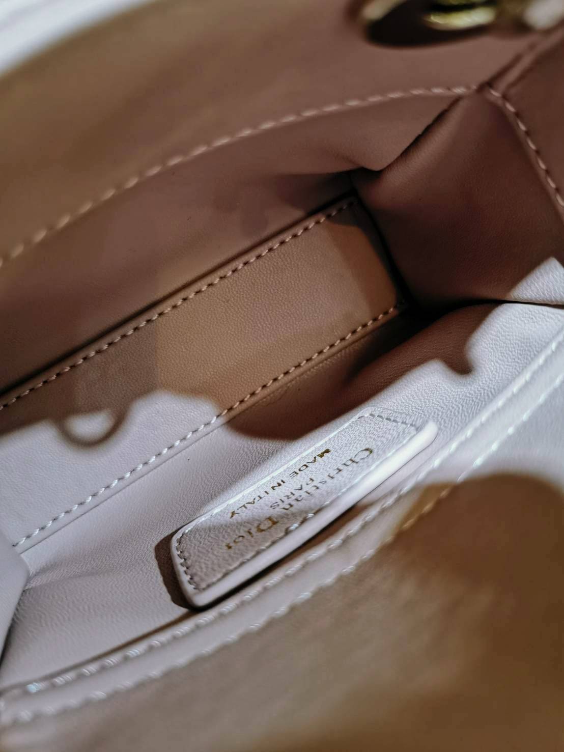 VIP 】CHRISTIAN DIOR MINI BAG VIP GIFT วัสดุหนังแท้ Calfskin ทรงเหลี่ยมหนังสวยหรูอยู่ทรงขึ้นลายเอกลักษณ์แบรนด์ ประดับTAGห้อยโลโก้แบรนด์อะไหล่ทองด้านหน้า เปิดปิดด้วยฝาปิด ภายในโล่งมีโลโก้สามารถใส่มือถือของจุกจิกได้ หูจับถนัดมือ สายสะพายหนังยาวถอดได้ปรับระดั