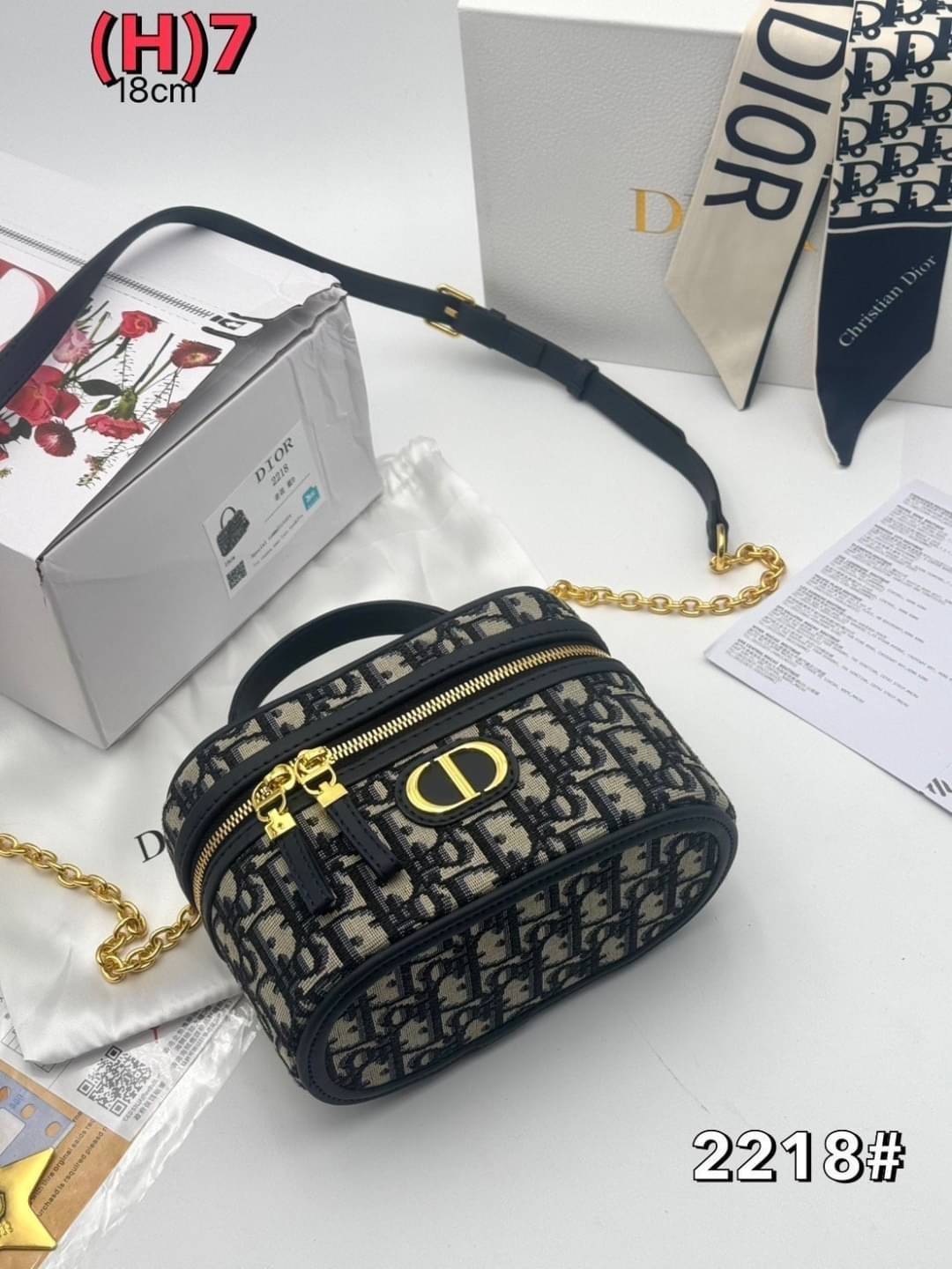 DIOR Mini 30 Montaigne Beauty Case Jacquard Oblique blue กระเป๋าถือ/สะพาย ใส่เครื่องสำอางค์ทรงกล่องสวย ใช้เป็น everyday bag ได้ทุกวัน พกของสำคัญก็ยังได้ ดีไซน์เป็นเอกลักษณ์