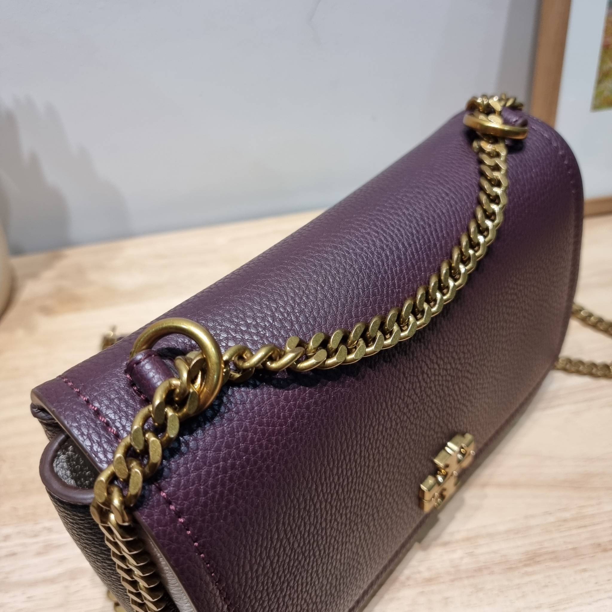 TORY BURCH LIMITED-EDITION SHOULDER BAG รุ่นลิมิเต็ด กับกระเป๋าสะพายไหล่ทรงผู้ดี ที่ผลิตมาในจำนวนจำกัด โดดเด่นด้วยอะไหล่ทองคลาสสิคหรูหรา