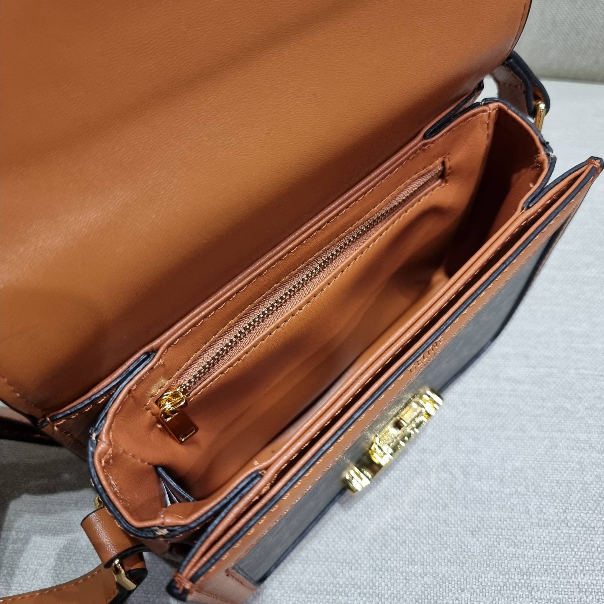 VIP 🥂 CELINE TEEN TRIOMPHE BAG IN TRIOMPHE CANVAS AND CALFSKIN ไม่มีไม่ได้เลยกับไอเท็มสุดคลาสสิค กระเป๋าสะพาย สวยอยู่ทรง ดีไซน์เป็นธรรมชาติ เนเชอรัลโทน ดูดี ดูแพง ไซส์กะทัดรัดมาใหม่ วัสดุหนังแคนวาสสลับหนังแท้ เปิด-ปิดด้วยตัวกดล็อค ใช้งานสะดวก ภายใ