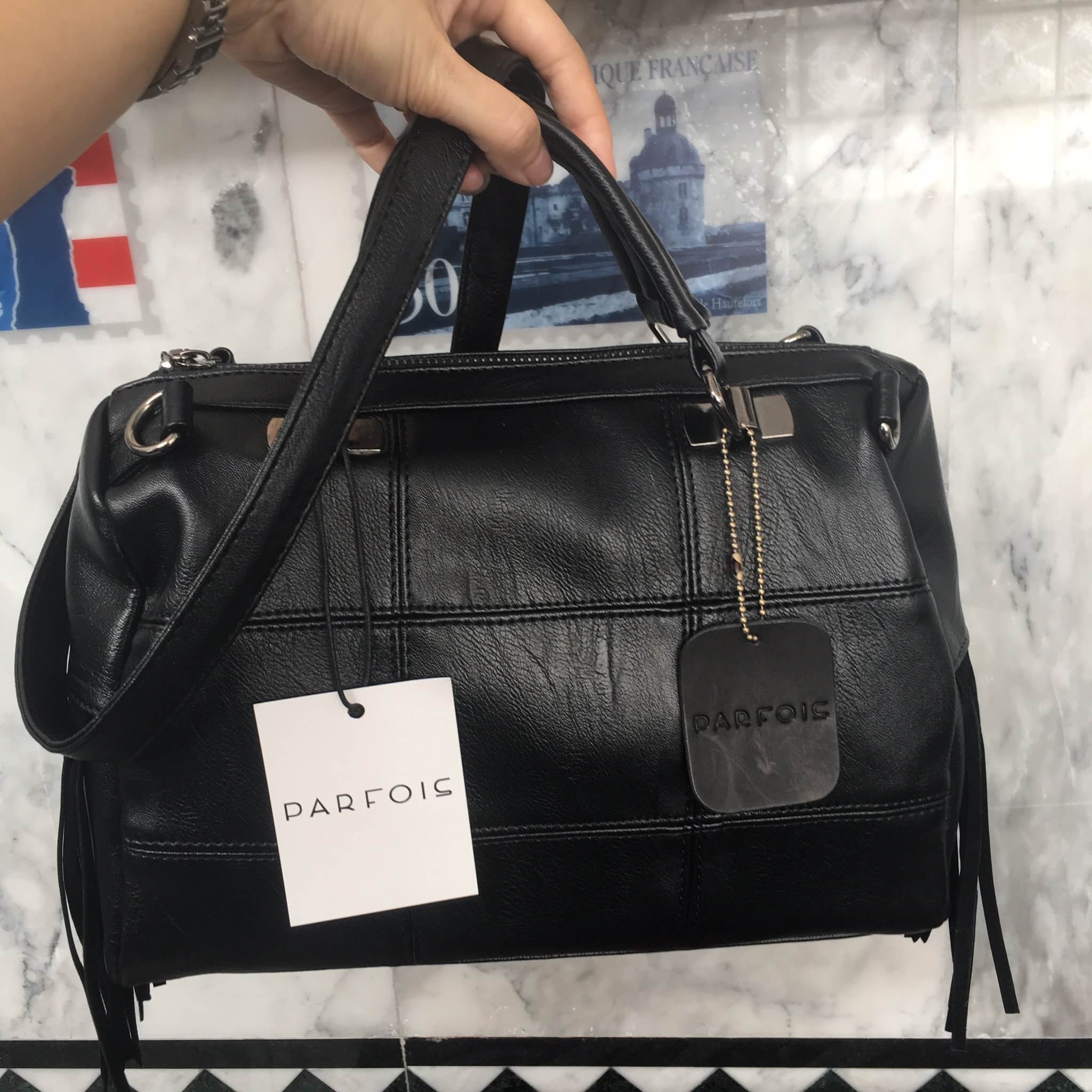 ใหม่ล่าสุด ทรง classic ตลอดกาล จากแบรนด์ PARFOIS ตัวกระเป๋าขนาดกำลังดี หนังเนื้อนิ่ม ลายหนังสวยมากค่า ออกแบบมาเท่มากๆคะ ใบนี้ ด้านข้างประดับด้วย frink หนังกลัลเกร๋มากกกก ด้านหน้าตีลายตาราง มีหูจับ 2 ด้าน #ที่สำคัญ มี สายให้ถึง 2 เส้น คือ สายสะพายแบบสั้น แ