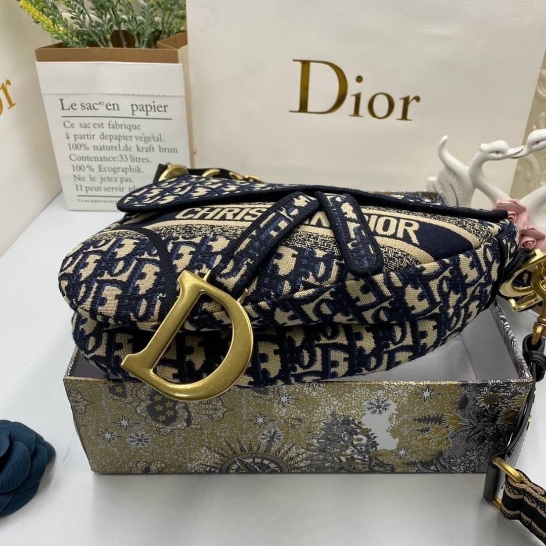 DIOR SADDLE BAG Blue Dior Oblique Embroidery รุ่นใหม่ กระเป๋ารุ่นยอดนิยมตามแบบฉบับแบรนด์ ใช้งานได้ 2 แบบ สะพายยาว CROSSBODY และสายสั้นถือได้เก๋ๆ ลุคนี้คูลสุดๆ เลยค่าา ภาพถ่ายจากสินค้าจริง! สวยมาก พร้อมส่งที่ไทยราคาสุดคุ้ม สาวๆ ห้ามพลาดค่ะ!