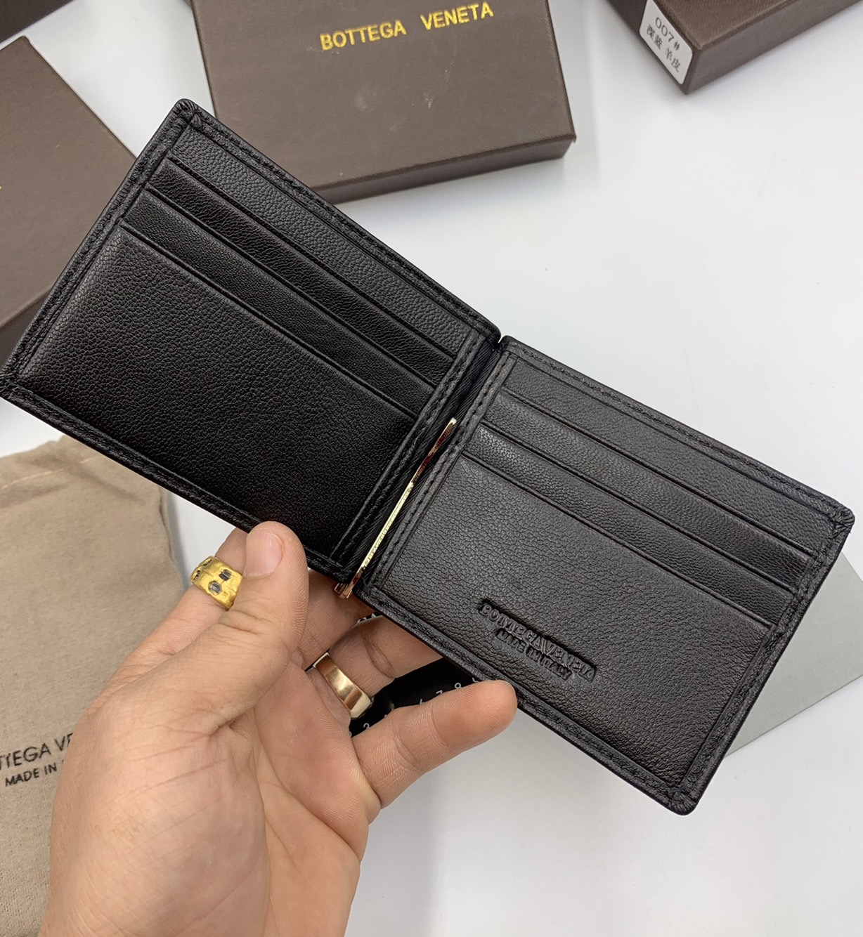 หนังแท้ BOTTEGA VENETA MONEY CLIP WALLET / BV Wallet / BV Men's Wallet พร้อมส่งที่ไทย กระเป๋าสตางค์ใบสั้น รุ่นคลาสสิกพร้อมคลิบโลหะ ที่หยิบมาใช้งานได้บ่อยที่สุด งานหนังลูกวัวแท้ทั้งใบ ใช้ทนทานได้นาน ใช้ทนทา