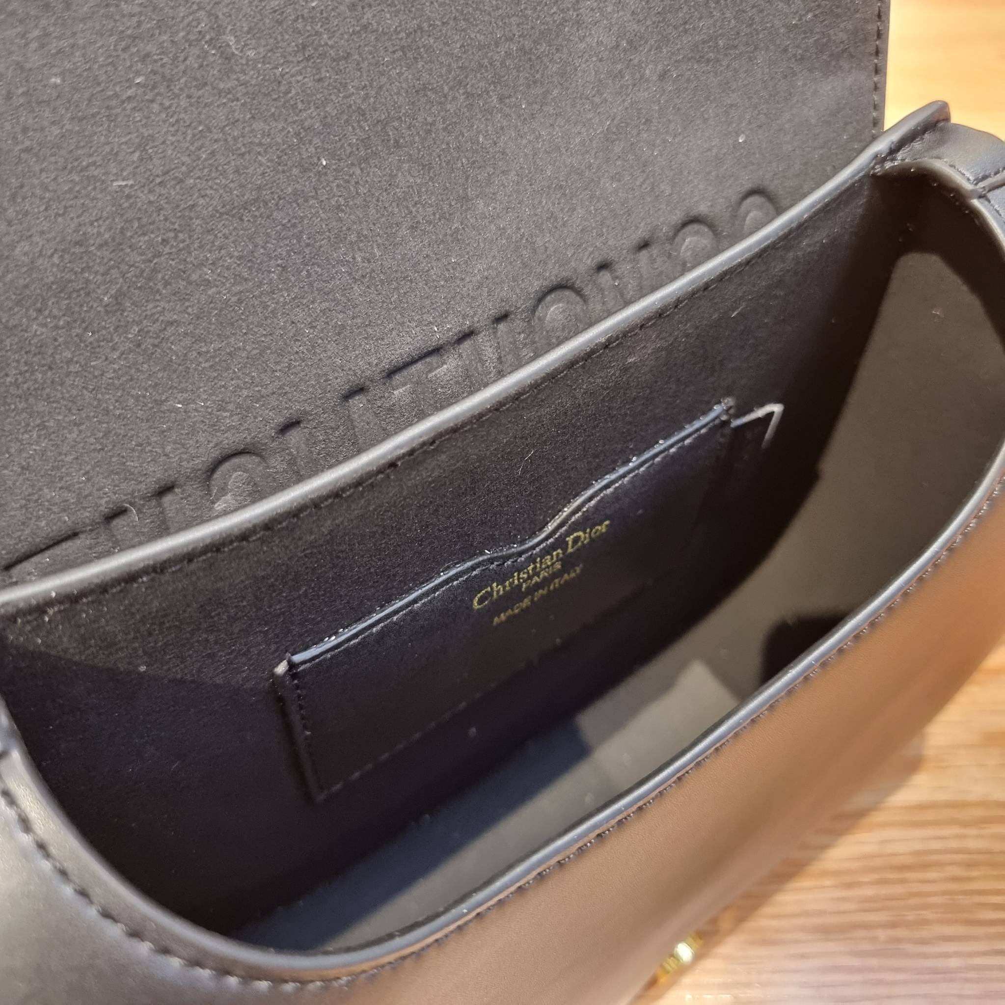 DIOR CD MEDIUM BOBBY BAG กระเป๋าสะพายข้างพรีเมี่ยมกิ๊ฟทรงสวย ดีไซน์ย้อนยุค เป็นเอกลักษณ์ไม่เหมือนใคร เปิด-ปิดด้วยกระดุมแม่เหล็ก ใช้งานง่าย อะไหล่ทองดูหรู ภายในเป็นช่องโล่ง มาพร้อมสายสะพาย crossbody ถอดออกได้ ปรับได้ จะถือเป็นคลัทช์ออกงานก็ได้ สะพายไปทำงาน