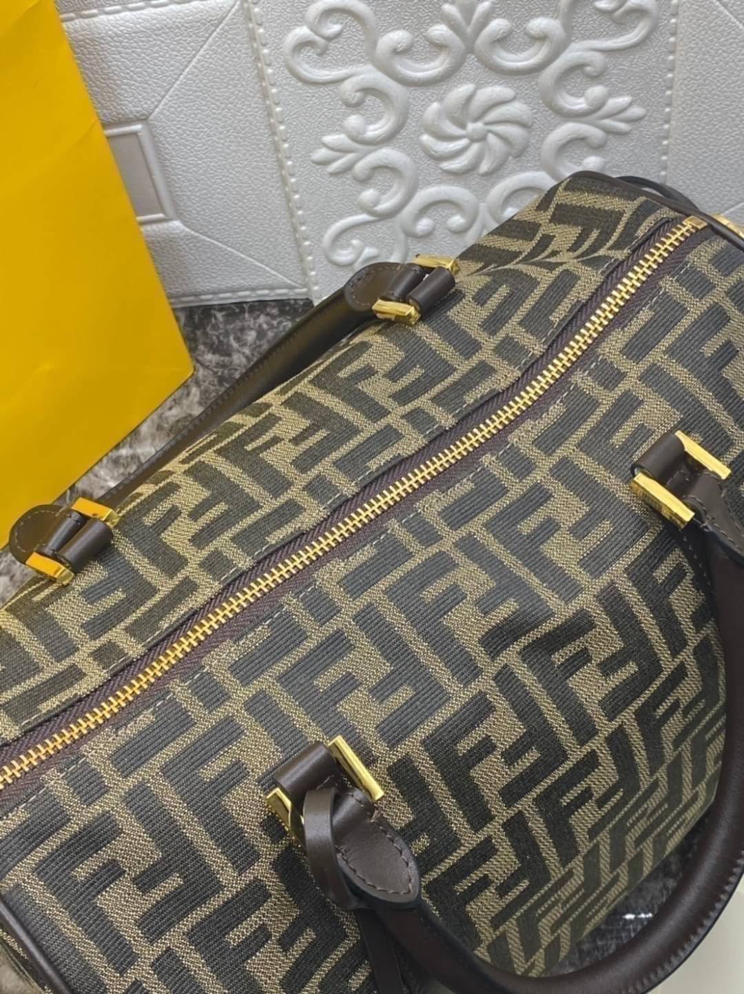 หนังแท้ Fendi Travel Bag Fendi Boston Vintage Bag พร้อมส่งที่ไทย Tobacco Zucca Canvas and Gold hardware. กระเป๋าเดินทางใบใหญ่กำลังดี ภายในโล่งกว้าง จุของได้เยอะ ภาพสินค้าถ่ายจากงานขายจริง ใช้งานต่างประเทศได้ค่ะ