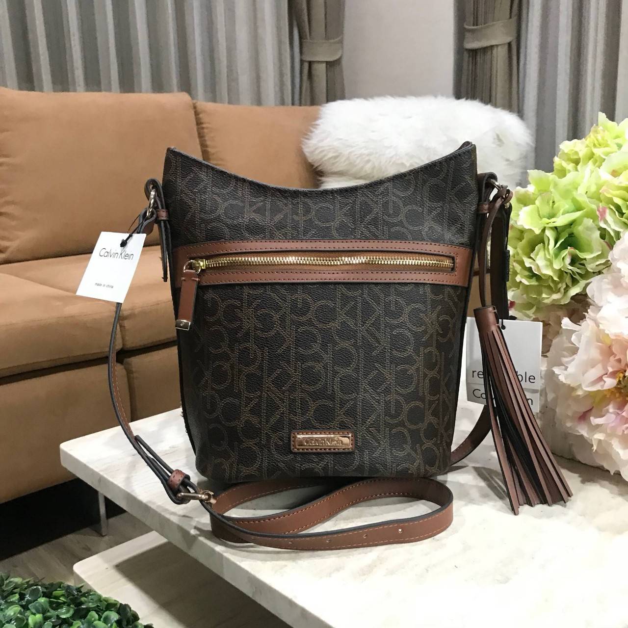 Calvin Klein CrossBody Bag Y2019 Newvin! กระเป๋าสะพายหนังสวยอยู่ทรง ลาย Signature แบรนด์รอบใบ ทรงถัง เปิดปิดด้วยซิป ด้านหน้าประดับโลโก้แบรนด์ อะไหล่ทอง ขนาดกำลังดี น้ำหนักเบา ภายในกว้าง ซับในพิมพ์แบรนด์ ใส่ wallet ยาวได้ พร้อมสายยาว ปรับได้ Crossbodyได้ค่