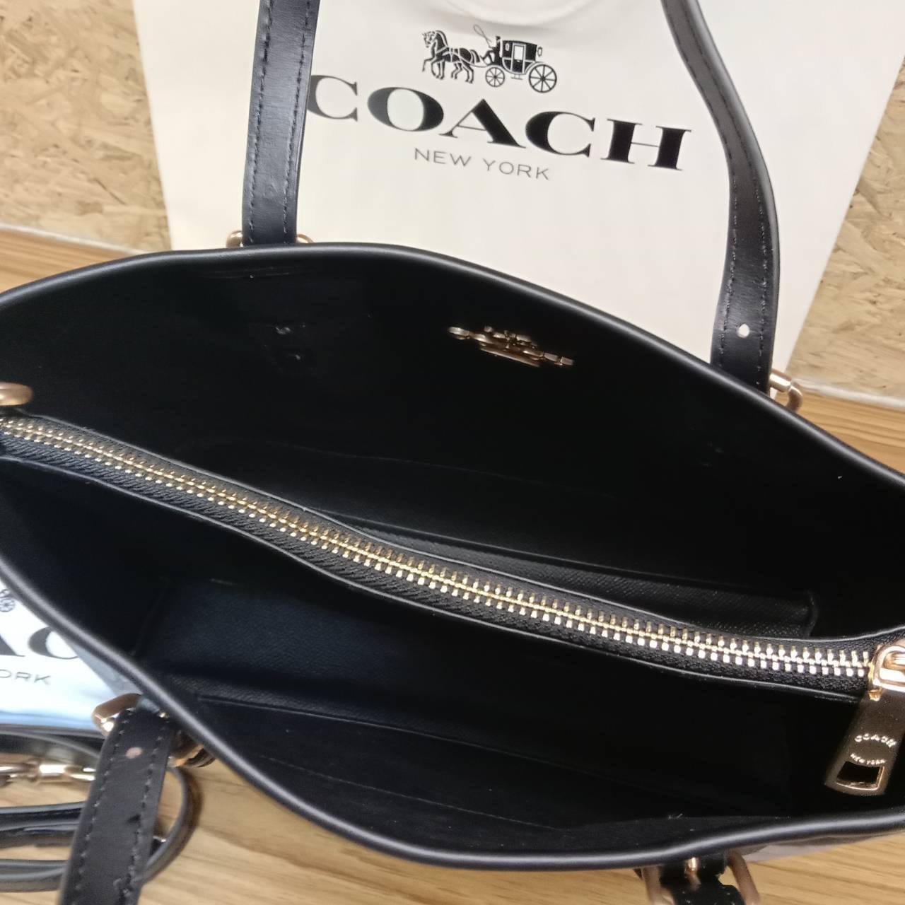COACH Mollie Tote 25 In Signature Jacquard With Stripes พร้อมส่งที่ไทย ภาพสินค้าถ่ายจากงานขายจริง ใช้งานต่างประเทศได้