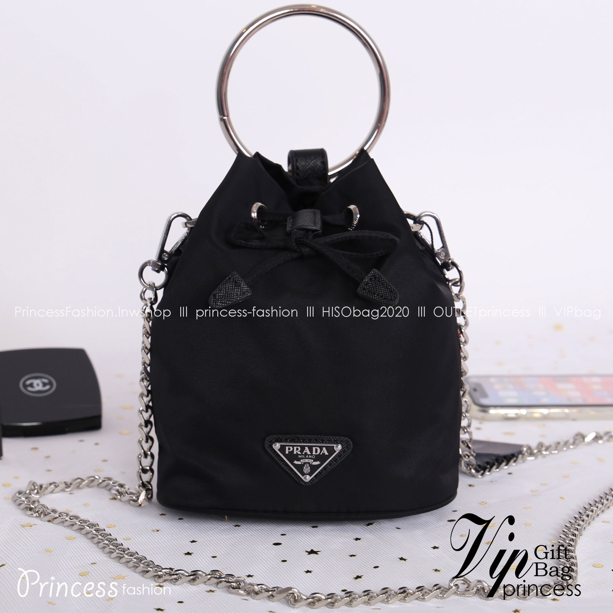 Prada mini nylon drawstring handbag / PRADA Bucket Bag ทรงสวยน่ารัก วัสดุผ้า Nylon คุณภาพดี อะไหล่เงินสวยสุดคลาสิค เปิดปิดแบบหูรูด ด้านในโล่งกว้างจุของได้พอประมาณเลยค่ะ ใส่ Iphone+ หรือรุ่นเทียบเท่าได้แบบสบายๆ ซับในพิมพ์ลายแบรนด์ ตามแบบฉบับแบรนด์