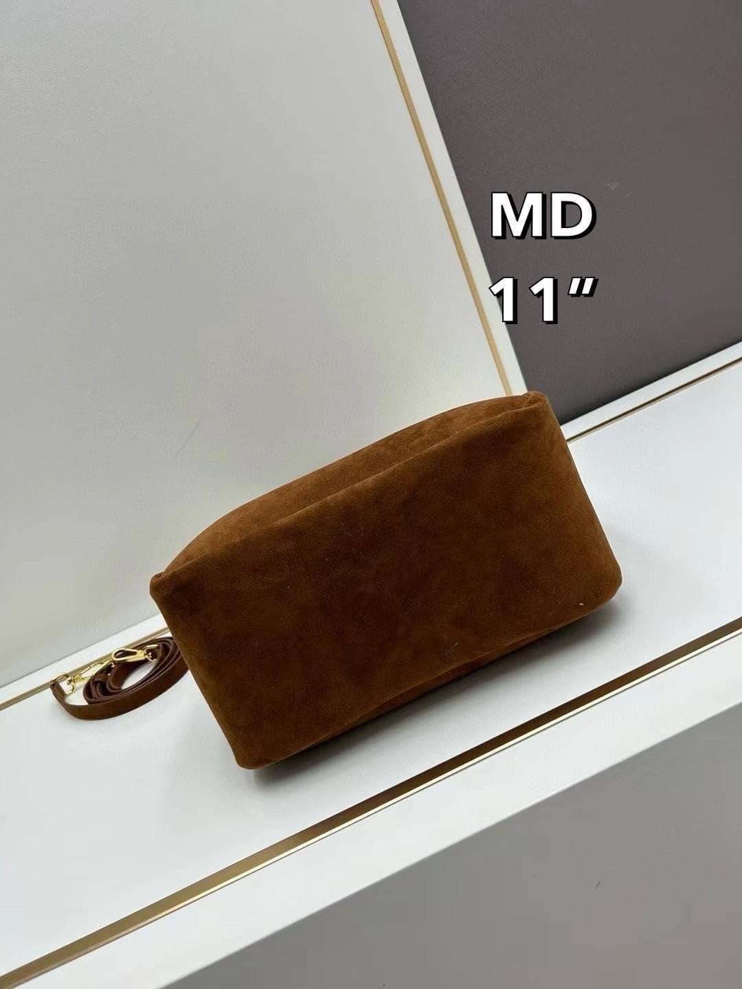 PRADA Suede Shopping Tote bag กระเป๋าทรงช้อปปิ้ง งานหนังกลับสวยเก๋ สวยเด่นเป็นเอกลักษณ์มาก ดีไซส์ทรงสวยหูจับในตัว ภายในโล่งกว้าง ใส่ของสำคัญได้สบายๆ