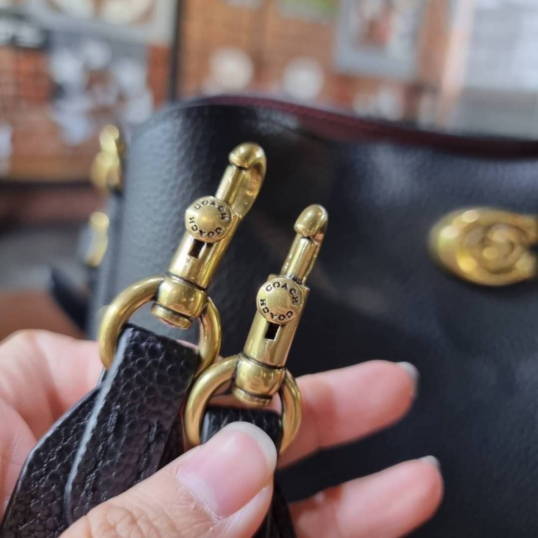 COACH WILLOW SHOULDER BAG ((C2745//C2590//C2621)) พร้อมส่งที่ไทย รุ่นแนะนำค่ะ🔥🔥 🔺กระเป๋าหิ้ว//คล้องไหล่//สะพายข้าง สุดคุ้ม! หนังแท้ชั้นดี ได้ไปหลงรักแน่นอนค่ะ หนังสวยมากๆ😘 🔺ตัวกระเป๋าแบ่งเป็นสองช่องหลัก ด้านนึงเป็นแ