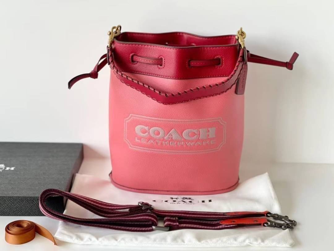 COACH Color-Block Leather Field Bucket Bag ((C3850//C3851)) พร้อมส่งที่ไทย กระเป๋าทรงขนมจีบ สุดฮิต ใช้ได้กับทุกๆวัน หนังแท้ลายหนังสวยนิ่มมือดีค่ะ ด้านหน้ามีโลโก้แบรนด์ตังใหญ่ ปากกระเป๋าแบบหูรูด ปล่อยหนังห้อยยาวลงมา ภายในกระเป๋ากว้างใส่กระเป๋าเงินใบยาวได้;