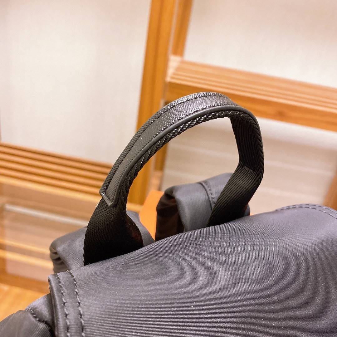 PRADA NYLON BACKPACK กระเป๋าสะพายเป้ วัสดุทำจาก ผ้าNylon คุณภาพดี สามารถกันน้ำได้ในระดับนึง เปิดปิดด้วยกระดุม จุของได้เยอะ สายสะพาย สามารถปรับได้ฟรีด้านหน้ามีช่อง ใส่ของได้ ด้านในมีช่องแบ่งหลายช่อง ใส่เอกสารA4 Ipad ได้ น้ำหนักเบา ใช้ได้ทั้งผู้ชายและผู้หญิ