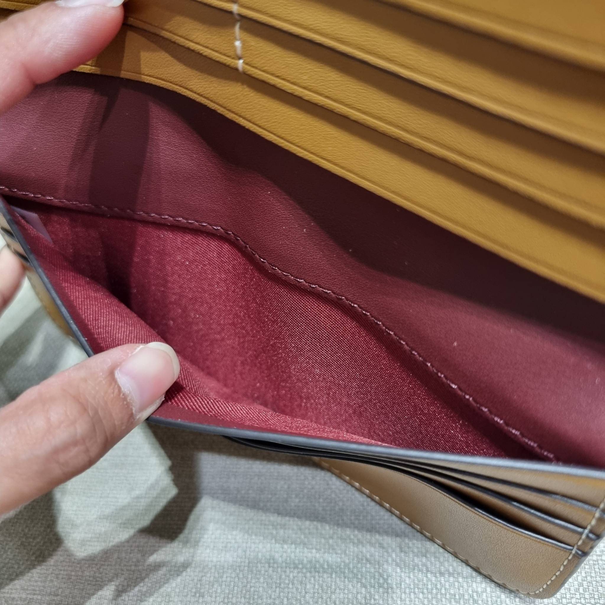 TORY BURCH T MONOGRAM JACQUARD SLIM WALLET ของดีมีให้ที่นี่แบบจัดเต็ม กระเป๋าสตางค์ใบยาว รุ่นสลิม สวยหรู ขนาดกำลังเหมาะมือ ถือแล้วขับผิว วัสดุผ้า jacquard ตัดสลับหนังแท้ ภายในสวยคมม้าก!! มีช่องใส่บัตรได้แบบเน้นๆ และช่องใส่ธนบัตรได้ ด้านหลังมีช่องซิปอีกหนึ