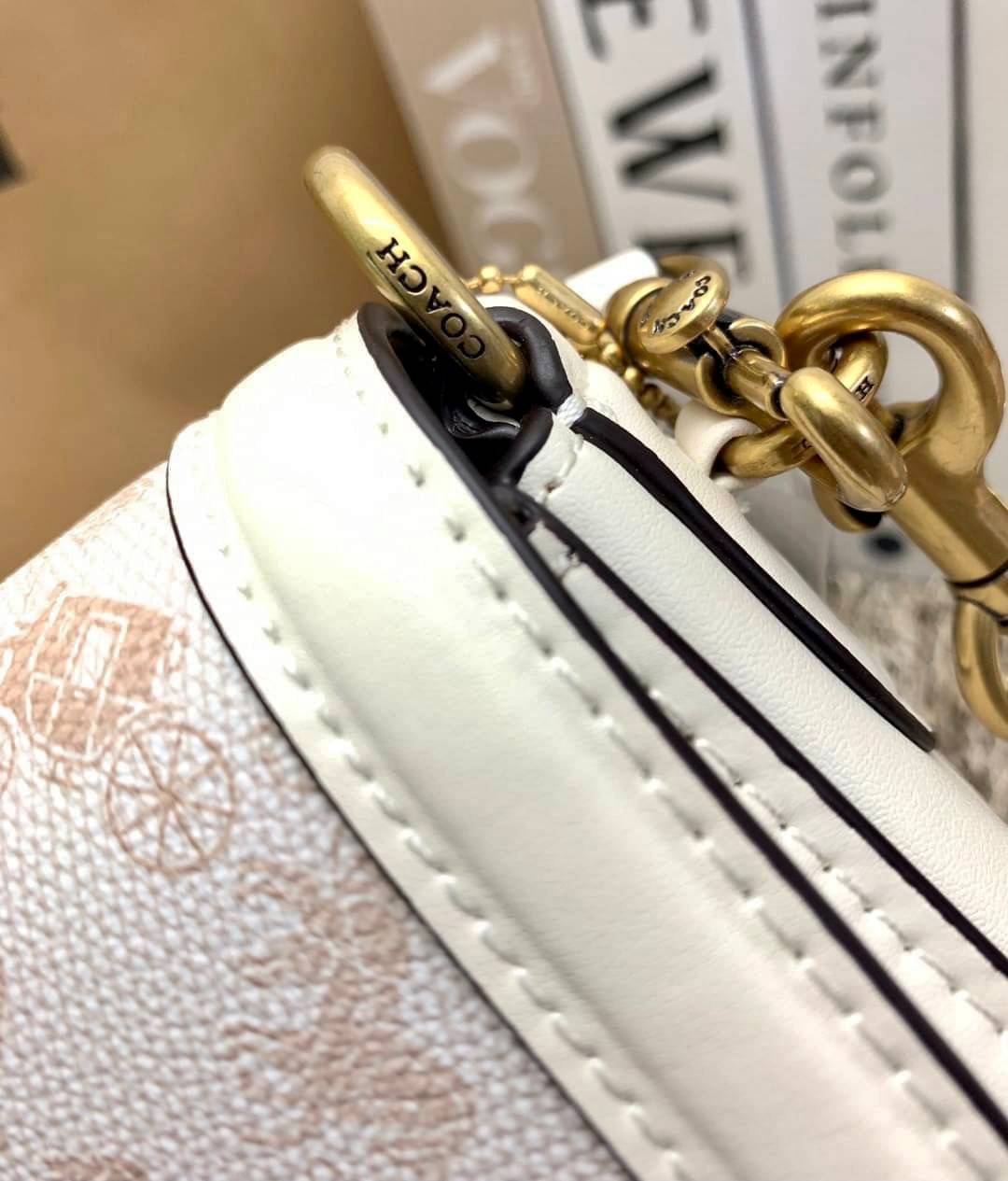 สวย หรู แถมสุดคุ้มกันเลยจร้าา💋 COACH BEAT SADDLE BAG ((C3837//C0749)) พร้อมส่งที่ไทยอีกครั้ง ห้ามพลาดค่าา!! กระเป๋าสะพายครอสบอดี้ร์ วัสดุหนังแท้ชั้นดีที่สุด! หนังสวย บวกกับอะไหล่แบรนด์ที่ดูเด่นคลาสสิคตรงด้านหน้าค่ะ เปิดปิดกระเป๋าแบบกดล็อค ภายในสาม