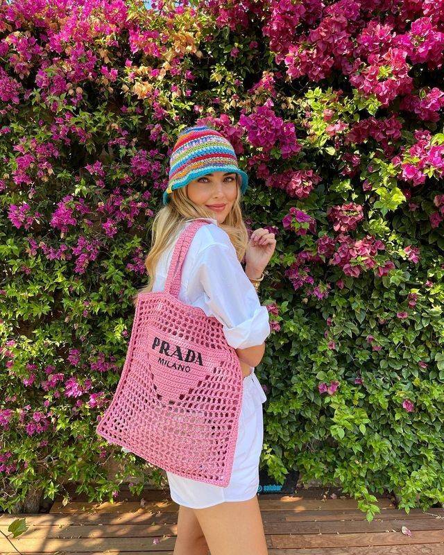 PRADA RAFFIA TOTE BAG สวยไม่ซ้ำใคร สไตล์บีช เหมาะมากกับการสะพายไปเที่ยวทะเล หรือจะใช้ในวันสบายๆก็ตอบโจทย์ กับกระเป๋าสะพายสานใบใหญ่ ตัวกระเป๋าเป็นวัสดุสังเคราห์จากธรรมชาติ